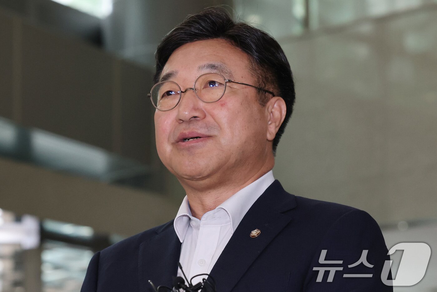 본문 이미지 - 윤호중 행정안전부 장관 후보자가 30일 오전 서울 종로구 광화문플래티넘빌딩에 마련된 인사청문회 준비 사무실로 출근하며 취재진의 질문에 답하고 있다. 2025.6.30/뉴스1 ⓒ News1 임세영 기자