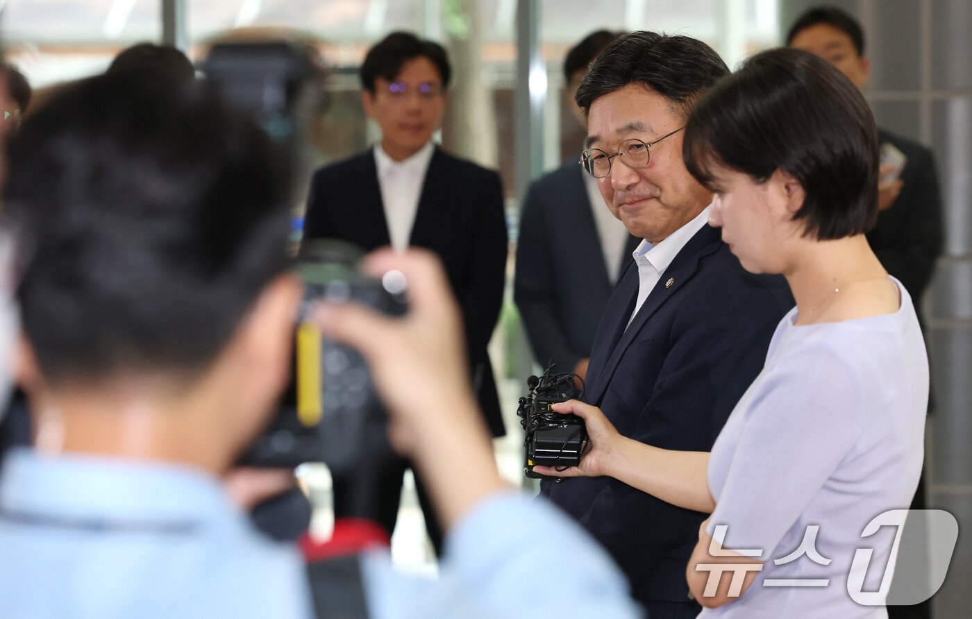 본문 이미지 - 윤호중 행정안전부 장관 후보자가 30일 오전 서울 종로구 광화문플래티넘빌딩에 마련된 인사청문회 준비 사무실로 출근하며 취재진의 질문에 답하고 있다. 2025.6.30/뉴스1 ⓒ News1 임세영 기자