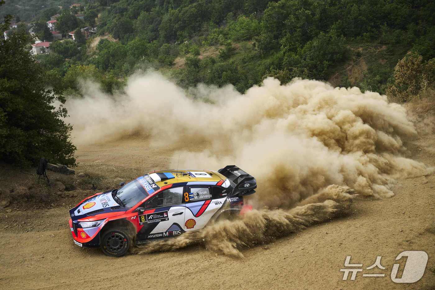 본문 이미지 -  2025 WRC 그리스 랠리에서 질주하는 현대 월드랠리팀 ‘i20 N Rally1’ 경주차 &#40;현대차 제공&#41; 