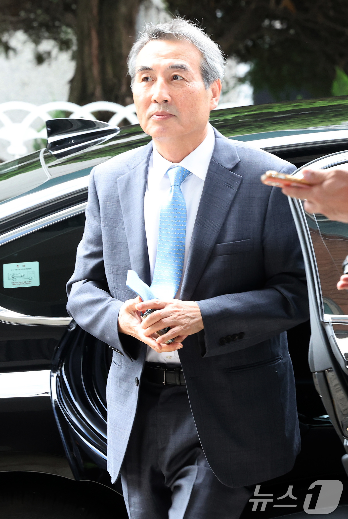 (서울=뉴스1) 이동해 기자 = 윤석열 전 대통령의 부인 김건희 여사 의혹 관련 사건을 맡은 민중기 특별검사가 30일 오전 서울 서초구 사무실로 출근하고 있다. 2025.6.30/ …