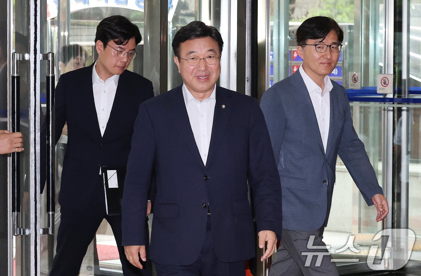 본문 이미지 - 윤호중 행정안전부 장관 후보자가 30일 오전 서울 종로구 광화문플래티넘빌딩에 마련된 인사청문회 준비 사무실로 출근하고 있다. 2025.6.30/뉴스1 ⓒ News1 임세영 기자