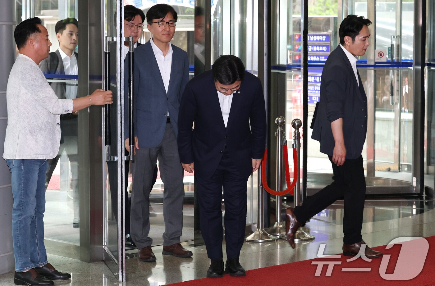 본문 이미지 - 윤호중 행정안전부 장관 후보자가 30일 오전 서울 종로구 광화문플래티넘빌딩에 마련된 인사청문회 준비 사무실로 출근하며 고개 숙여 인사하고 있다. 2025.6.30/뉴스1 ⓒ News1 임세영 기자