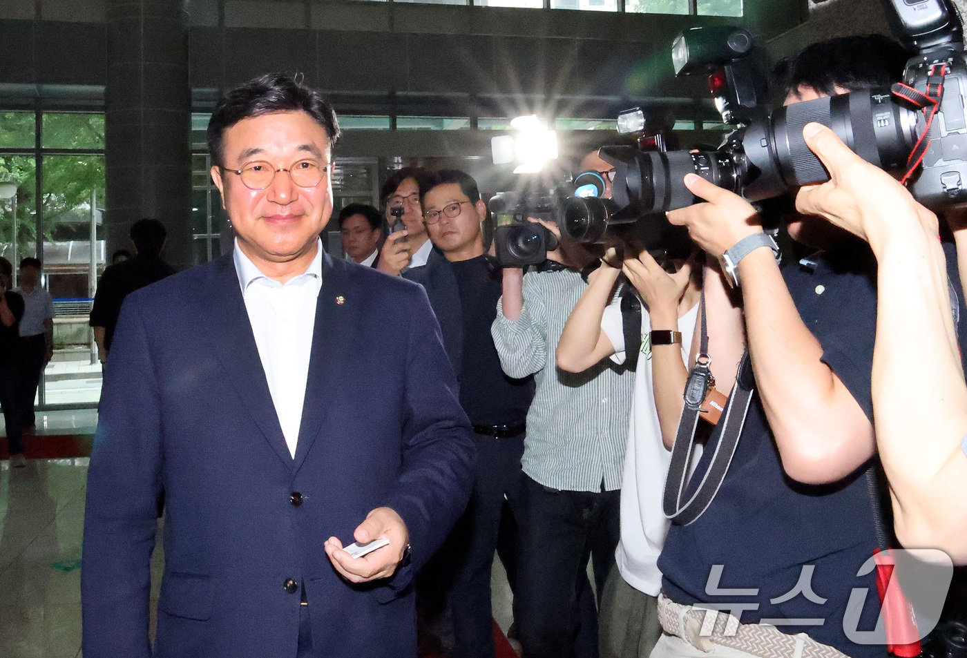 (서울=뉴스1) 임세영 기자 = 윤호중 행정안전부 장관 후보자가 30일 오전 서울 종로구 광화문플래티넘빌딩에 마련된 인사청문회 준비 사무실로 출근하고 있다. 2025.6.30/뉴스 …