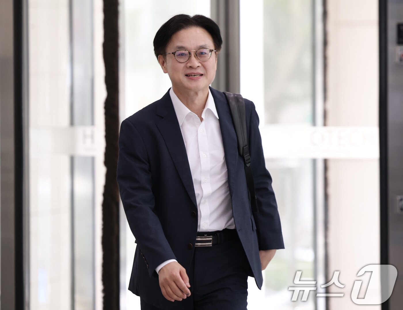 본문 이미지 - 이재명 정부 초대 산업통상자원부 장관으로 지명된 김정관 후보자&#40;두산 에너빌리티 사장&#41;가 30일 오전 서울 강남구 한국기술센터에 마련된 인사청문회 준비단 사무실로 출근하고 있다. 2025.6.30/뉴스1 ⓒ News1 오대일 기자