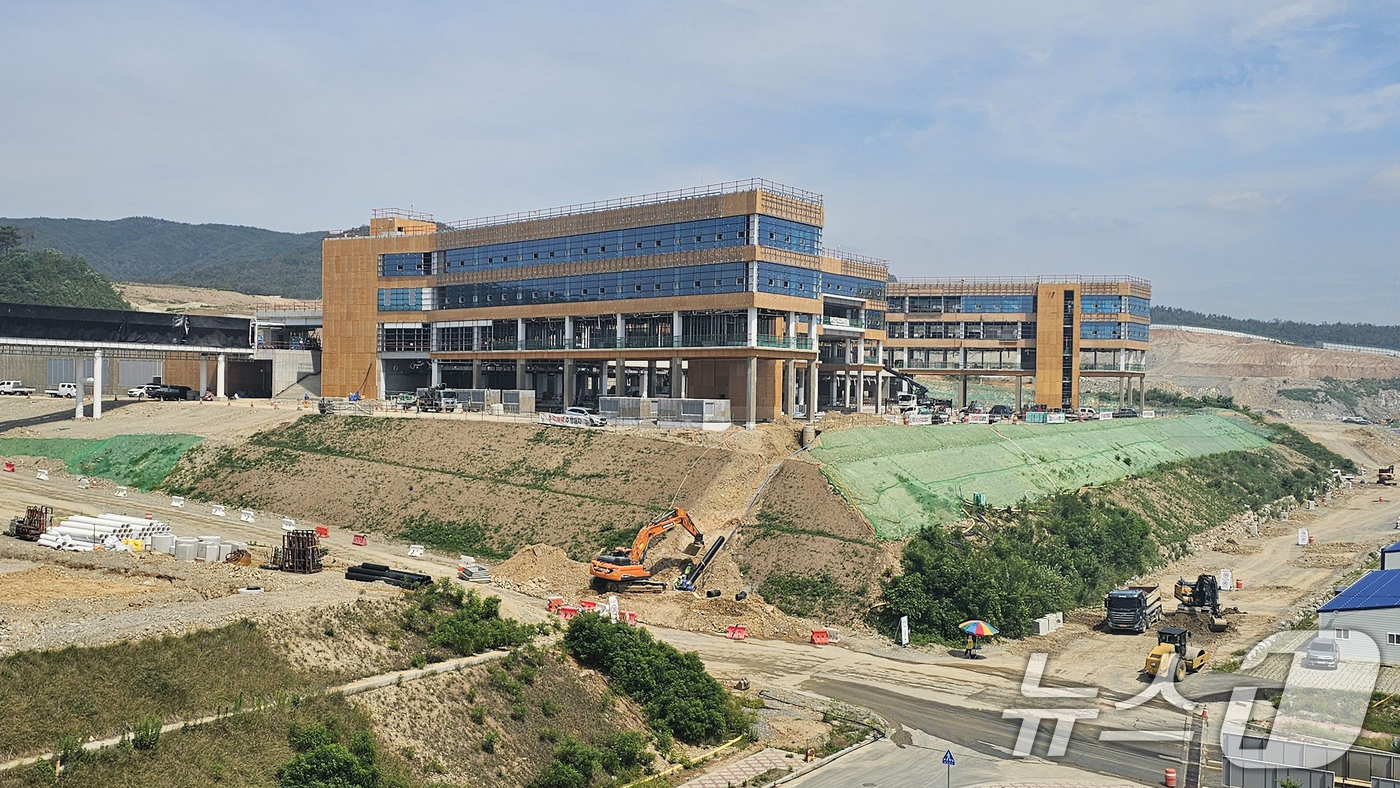 (경주=뉴스1) 최창호 기자 = 30일 한국원자력연구원이 경북 경주시 감포읍 일원에서 소형모듈원자로(SMR) 개발 등을 담당할 문무대왕과학연구소 공사를 진행하고 있다.2025년까지 …