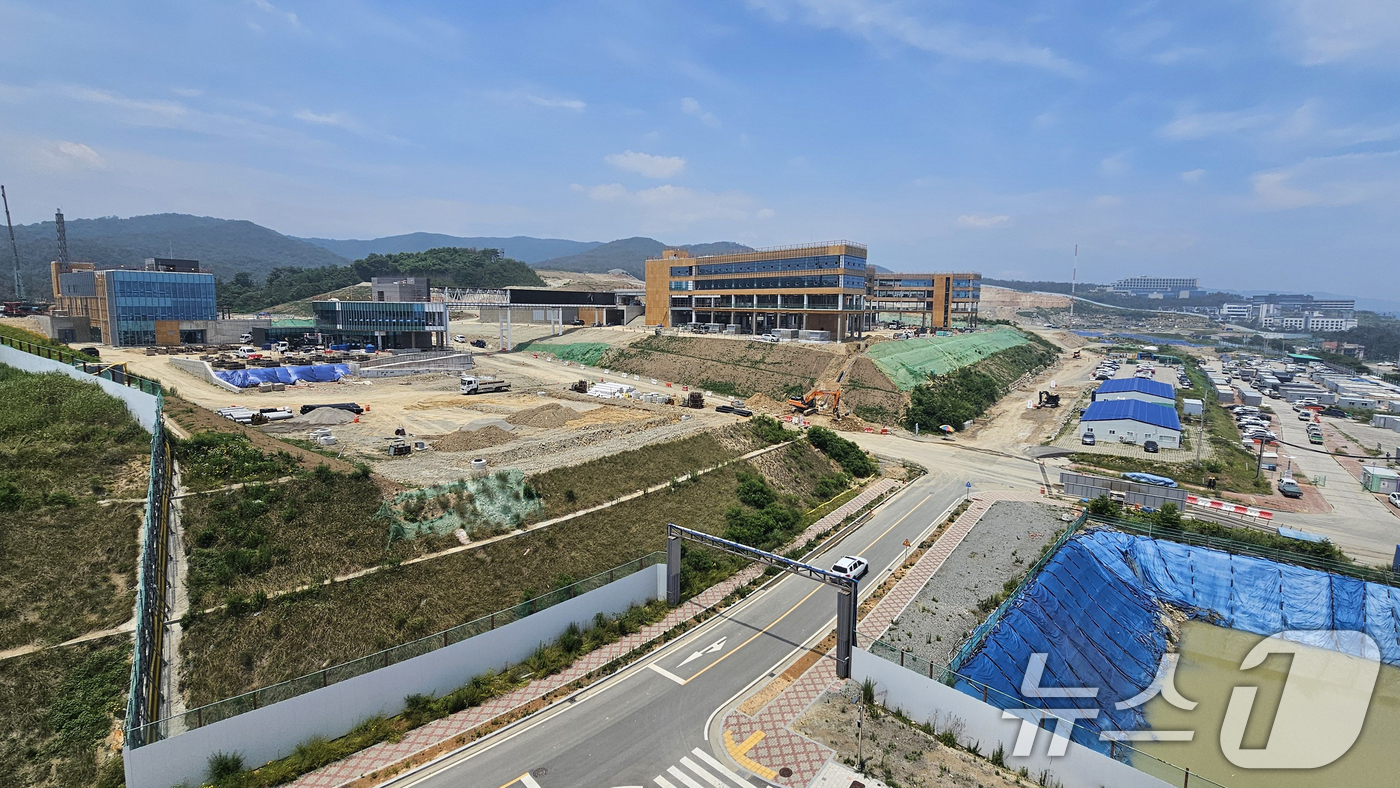 (경주=뉴스1) 최창호 기자 = 30일 한국원자력연구원이 경북 경주시 감포읍 일원에서 소형모듈원자로(SMR) 개발 등을 담당할 문무대왕과학연구소 공사를 진행하고 있다.2025년까지 …