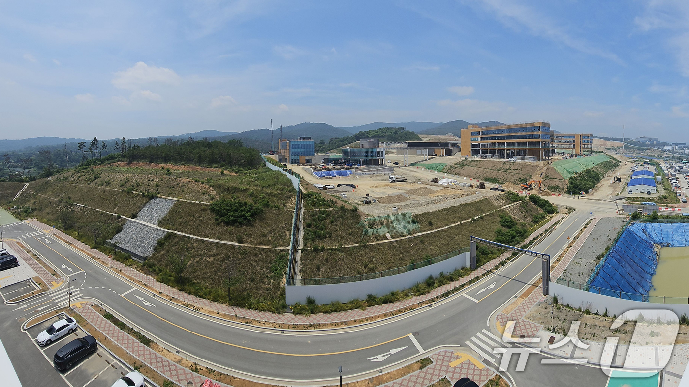 (경주=뉴스1) 최창호 기자 = 30일 한국원자력연구원이 경북 경주시 감포읍 일원에서 소형모듈원자로(SMR) 개발 등을 담당할 문무대왕과학연구소 공사를 진행하고 있다.2025년까지 …