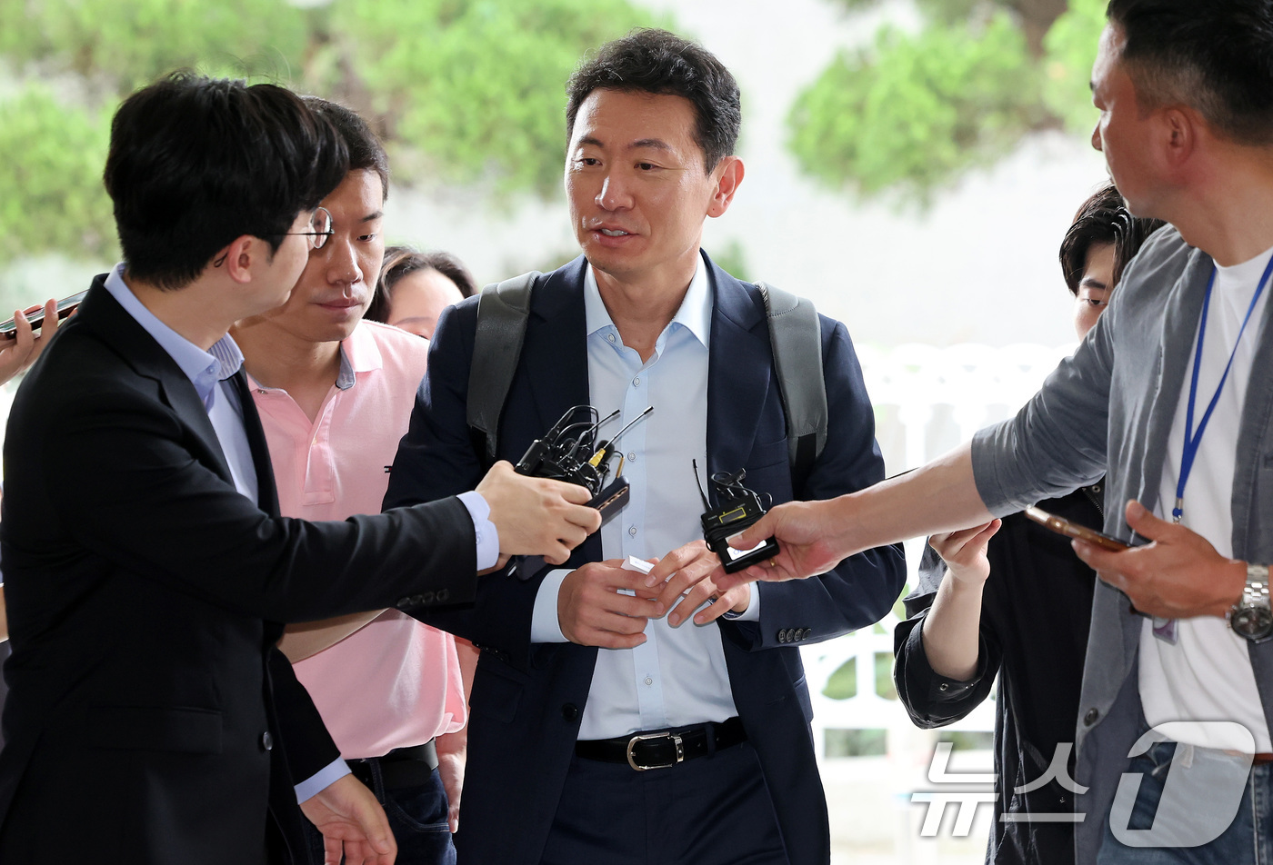 (서울=뉴스1) 이동해 기자 = 윤석열 전 대통령의 부인 김건희 여사 의혹 관련 사건을 맡은 특별검사팀의 박상진 특검보가 30일 오전 서울 서초구 사무실로 출근하며 취재진의 질의를 …