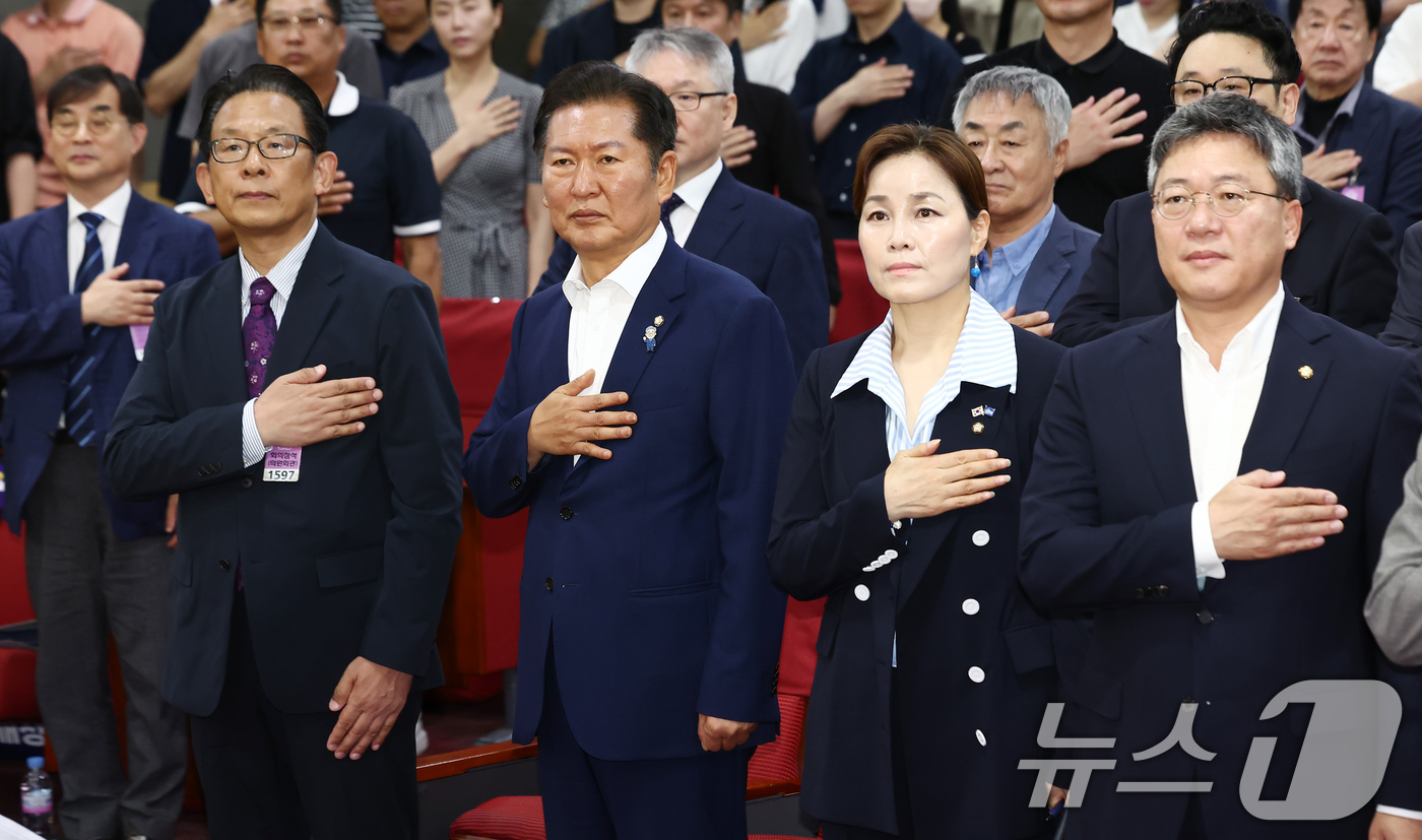 (서울=뉴스1) 김민지 기자 = 더불어민주당 대표 선거에 출마한 정청래 의원이 30일 오전 서울 여의도 국회 의원회관에서 열린 K-창작자를 보호할 유일한 희망 '정당한 보상' : …