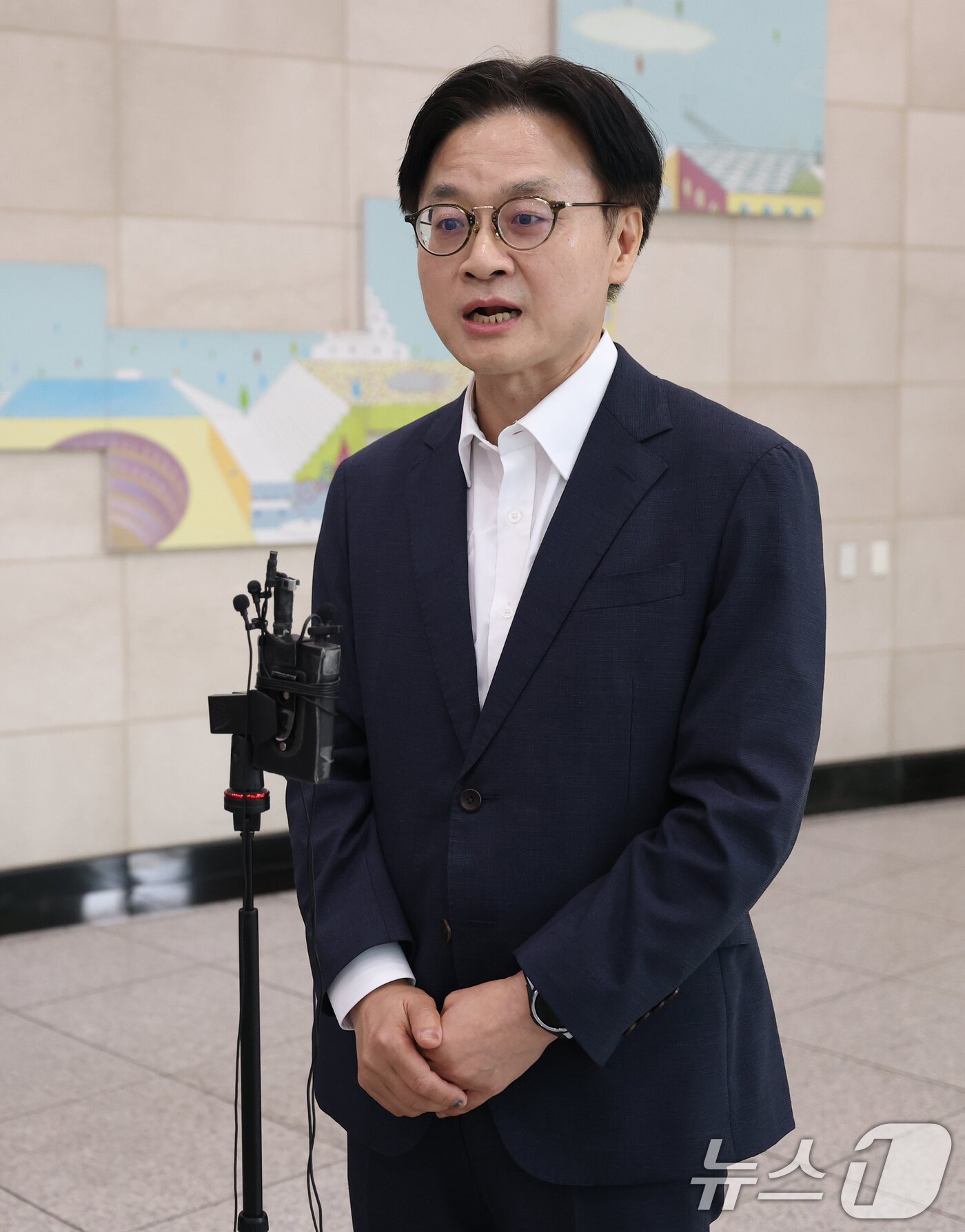본문 이미지 - 이재명 정부 초대 산업통상자원부 장관에 지명된 김정관 후보자&#40;두산 에너빌리티 사장&#41;가 30일 오전 서울 강남구 한국기술센터에 마련된 인사청문회 준비단 사무실로 출근하며 지명 소감을 밝히고 있다. 2025.6.30/뉴스1 ⓒ News1 오대일 기자