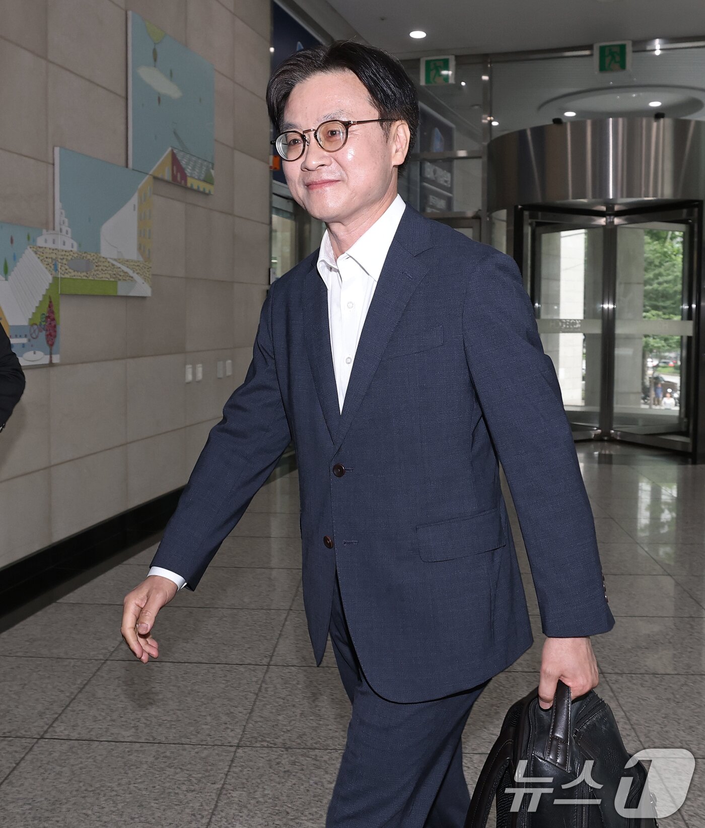 본문 이미지 - 이재명 정부 초대 산업통상자원부 장관에 지명된 김정관 후보자&#40;두산 에너빌리티 사장&#41;가 30일 오전 서울 강남구 한국기술센터에 마련된 인사청문회 준비단 사무실로 출근하고 있다. 2025.6.30/뉴스1 ⓒ News1 오대일 기자