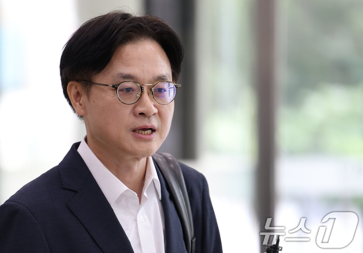 본문 이미지 - 이재명 정부 초대 산업통상자원부 장관에 지명된 김정관 후보자&#40;두산 에너빌리티 사장&#41;가 30일 오전 서울 강남구 한국기술센터에 마련된 인사청문회 준비단 사무실로 출근하며 지명 소감을 밝히고 있다. 2025.6.30/뉴스1 ⓒ News1 오대일 기자
