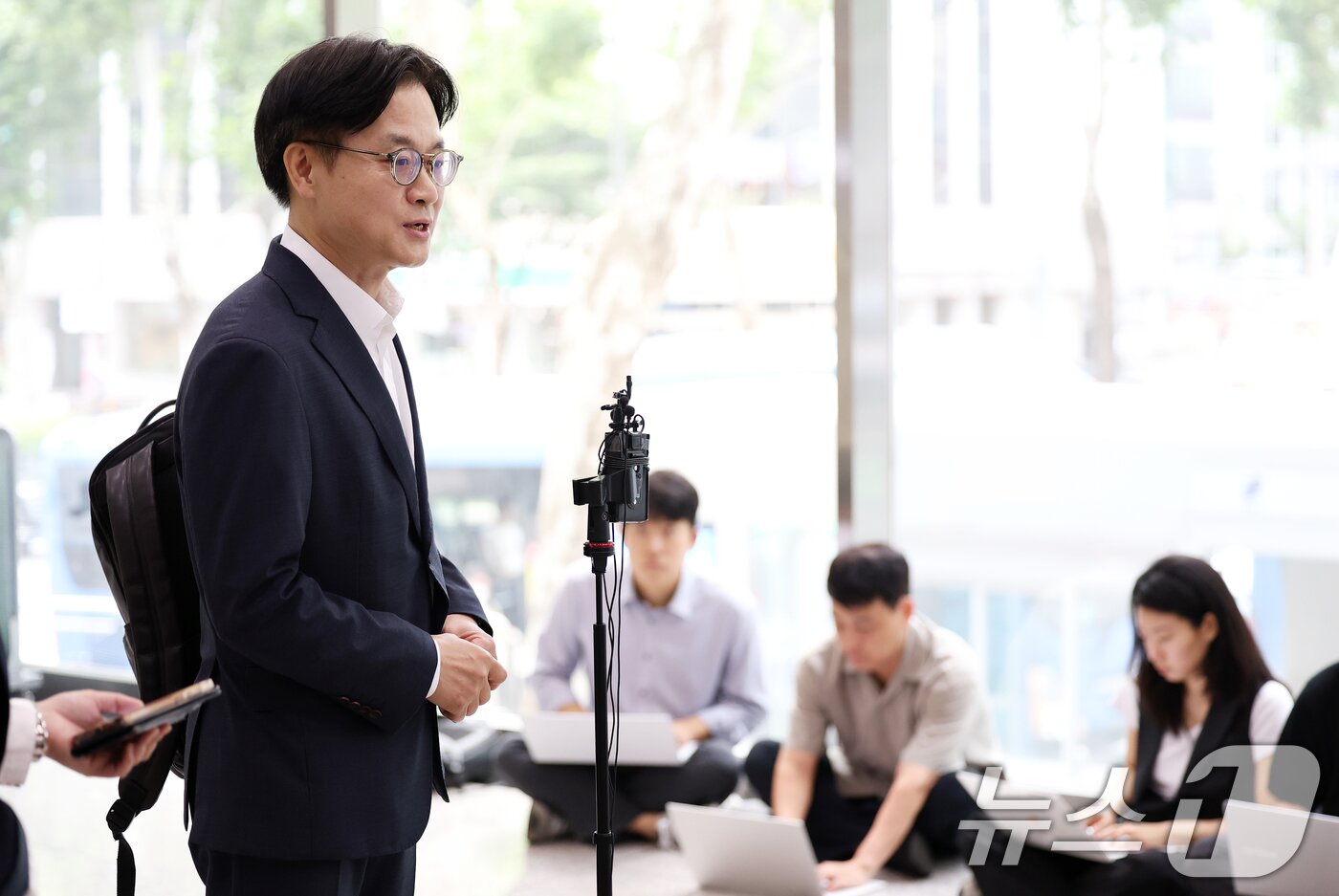 본문 이미지 - 이재명 정부 초대 산업통상자원부 장관에 지명된 김정관 후보자&#40;두산 에너빌리티 사장&#41;가 30일 오전 서울 강남구 한국기술센터에 마련된 인사청문회 준비단 사무실로 출근하며 지명 소감을 밝히고 있다. 2025.6.30/뉴스1 ⓒ News1 오대일 기자
