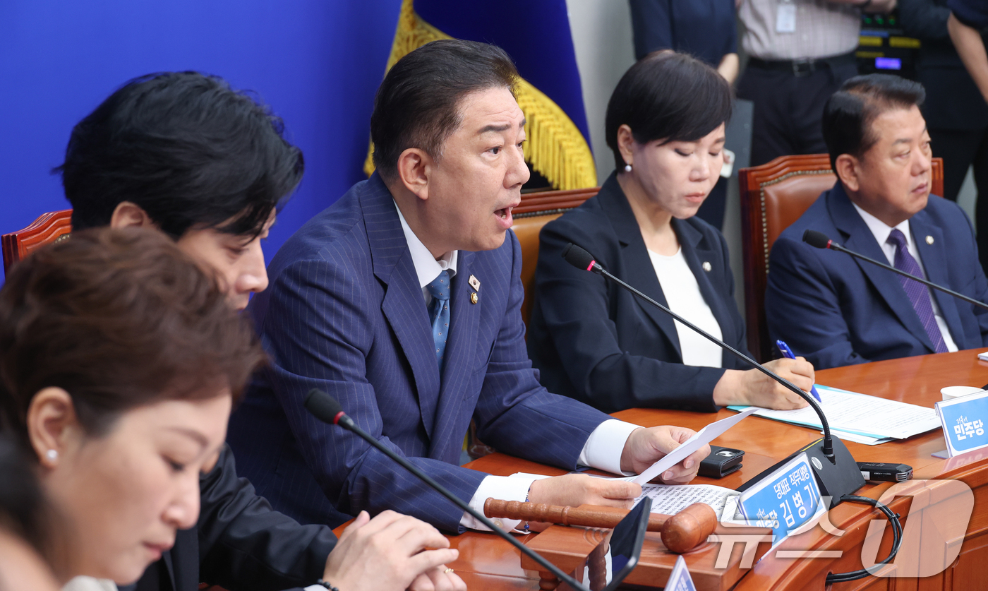 (서울=뉴스1) 안은나 기자 = 김병기 더불어민주당 대표 직무대행 겸 원내대표가 30일 오전 서울 여의도 국회에서 열린 최고위원회의에 참석해 모두 발언을 하고 있다. 2025.6. …