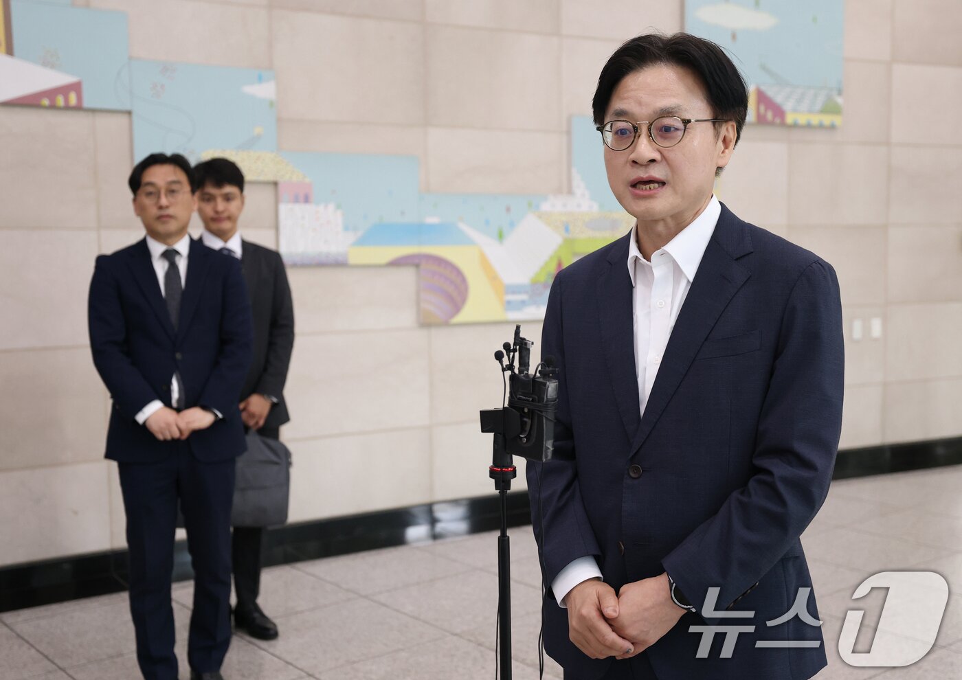 본문 이미지 - 이재명 정부 초대 산업통상자원부 장관에 지명된 김정관 후보자&#40;두산 에너빌리티 사장&#41;가 30일 오전 서울 강남구 한국기술센터에 마련된 인사청문회 준비단 사무실로 출근하며 지명 소감을 밝히고 있다. 2025.6.30/뉴스1 ⓒ News1 오대일 기자