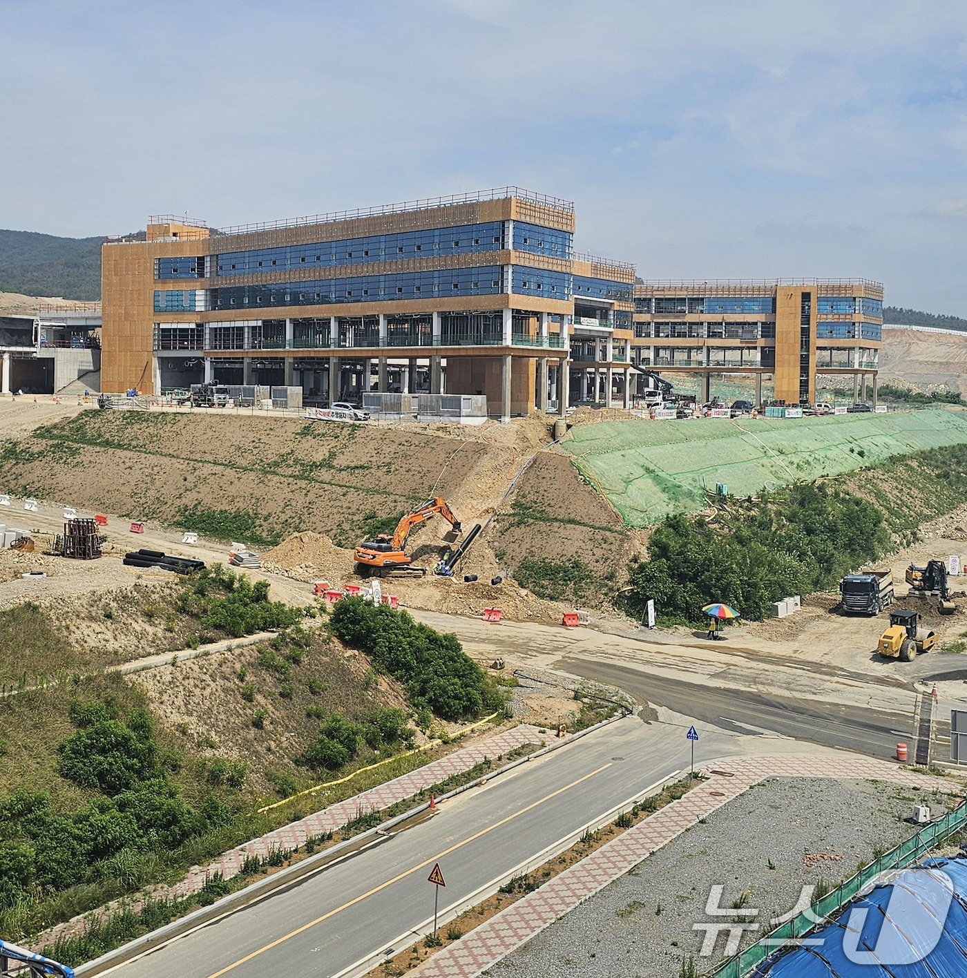 (경주=뉴스1) 최창호 기자 = 30일 한국원자력연구원이 경북 경주시 감포읍 일원에서 소형모듈원자로(SMR) 개발 등을 담당할 문무대왕과학연구소 공사를 진행하고 있다.2025년까지 …