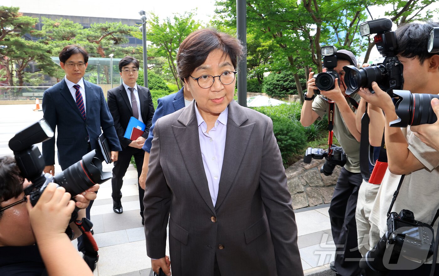 본문 이미지 - 정은경 보건복지부 장관 후보자가 30일 오전 서울 중구 소월로 T타워에 마련된 인사청문회 준비 사무실로 출근하고 있다. 2025.6.30/뉴스1 ⓒ News1 김진환 기자