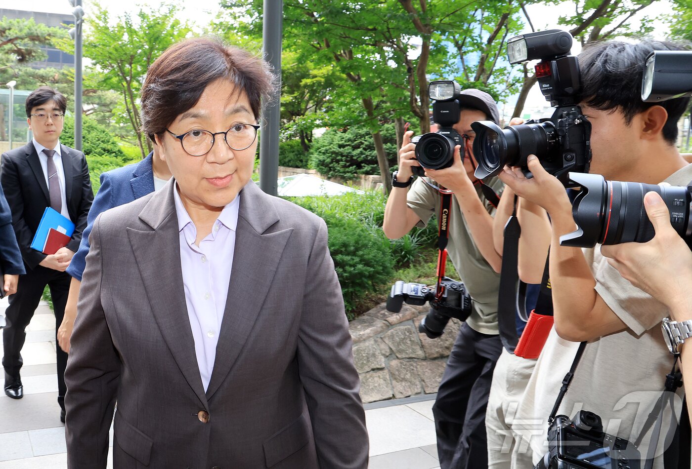 본문 이미지 - 정은경 보건복지부 장관 후보자가 30일 오전 서울 중구 소월로 T타워에 마련된 인사청문회 준비 사무실로 출근하고 있다. 2025.6.30/뉴스1 ⓒ News1 김진환 기자