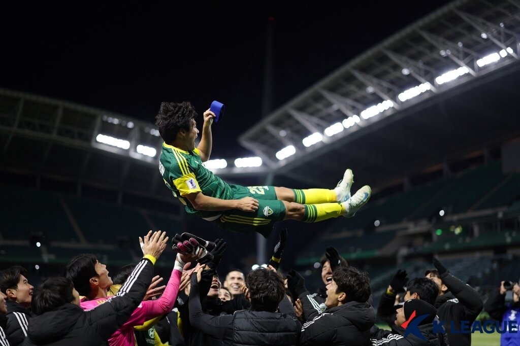 본문 이미지 - 전북현대 소속으로 500경기 출전하던 날 동료들의 헹가래를 받는 최철순. 그냥 K리그의 양관식이다. (한국프로축구연맹 제공)