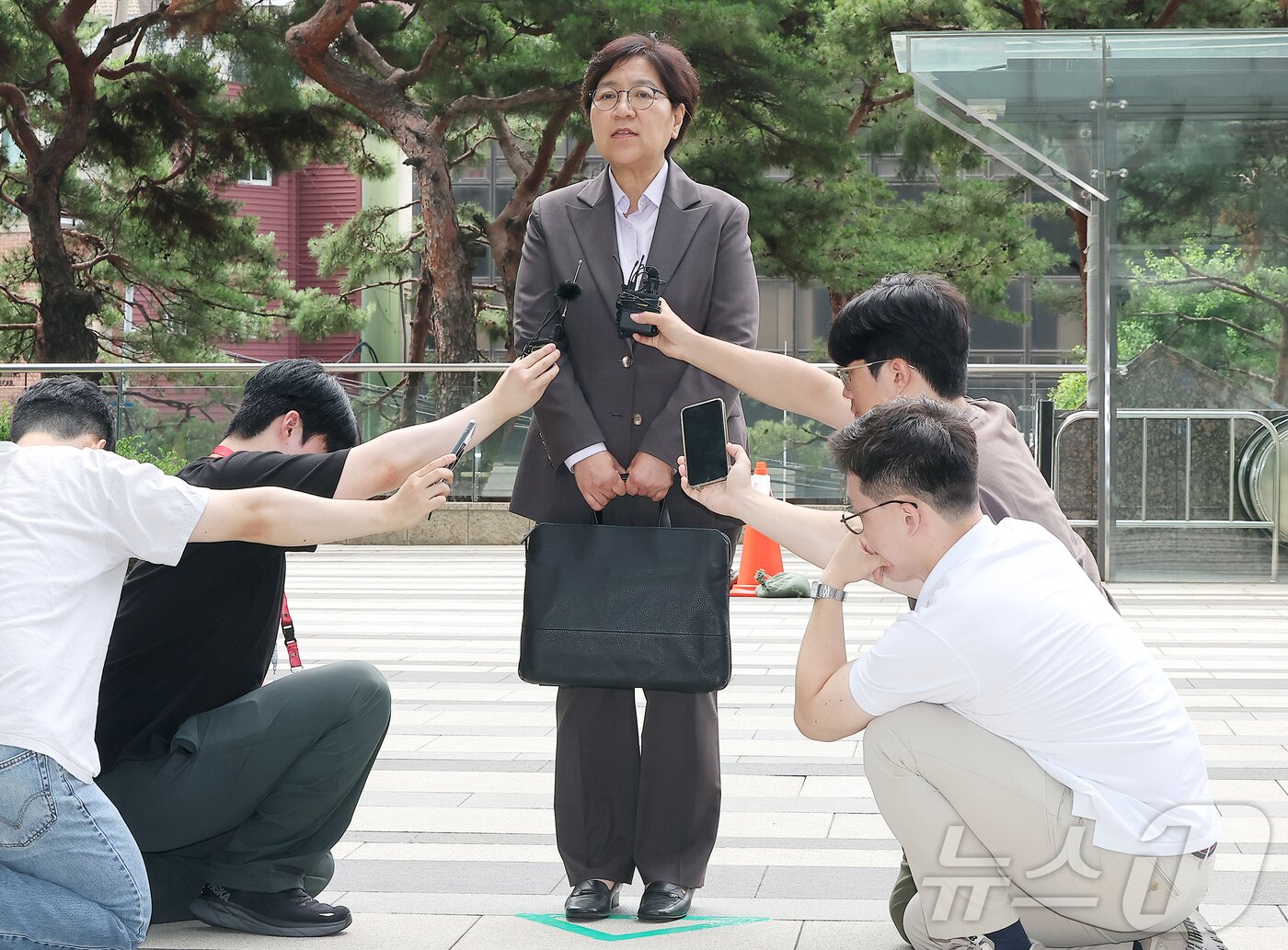 본문 이미지 - 정은경 보건복지부 장관 후보자가 30일 오전 서울 중구 소월로 T타워에 마련된 인사청문회 준비 사무실로 출근하며 취재진의 질문에 답변하고 있다. 2025.6.30/뉴스1 ⓒ News1 김진환 기자