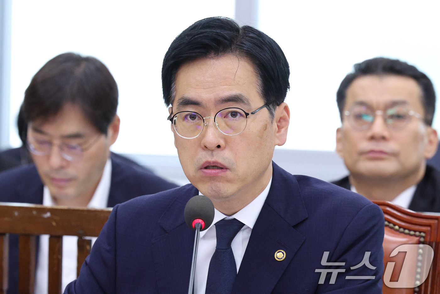 (서울=뉴스1) 신웅수 기자 = 김민재 신임 행정안전부 차관이 30일 서울 여의도 국회에서 열린 행정안전위원회 전체회의에 참석해 의원 질의에 답변하고 있다. 2025.6.30/뉴스 …