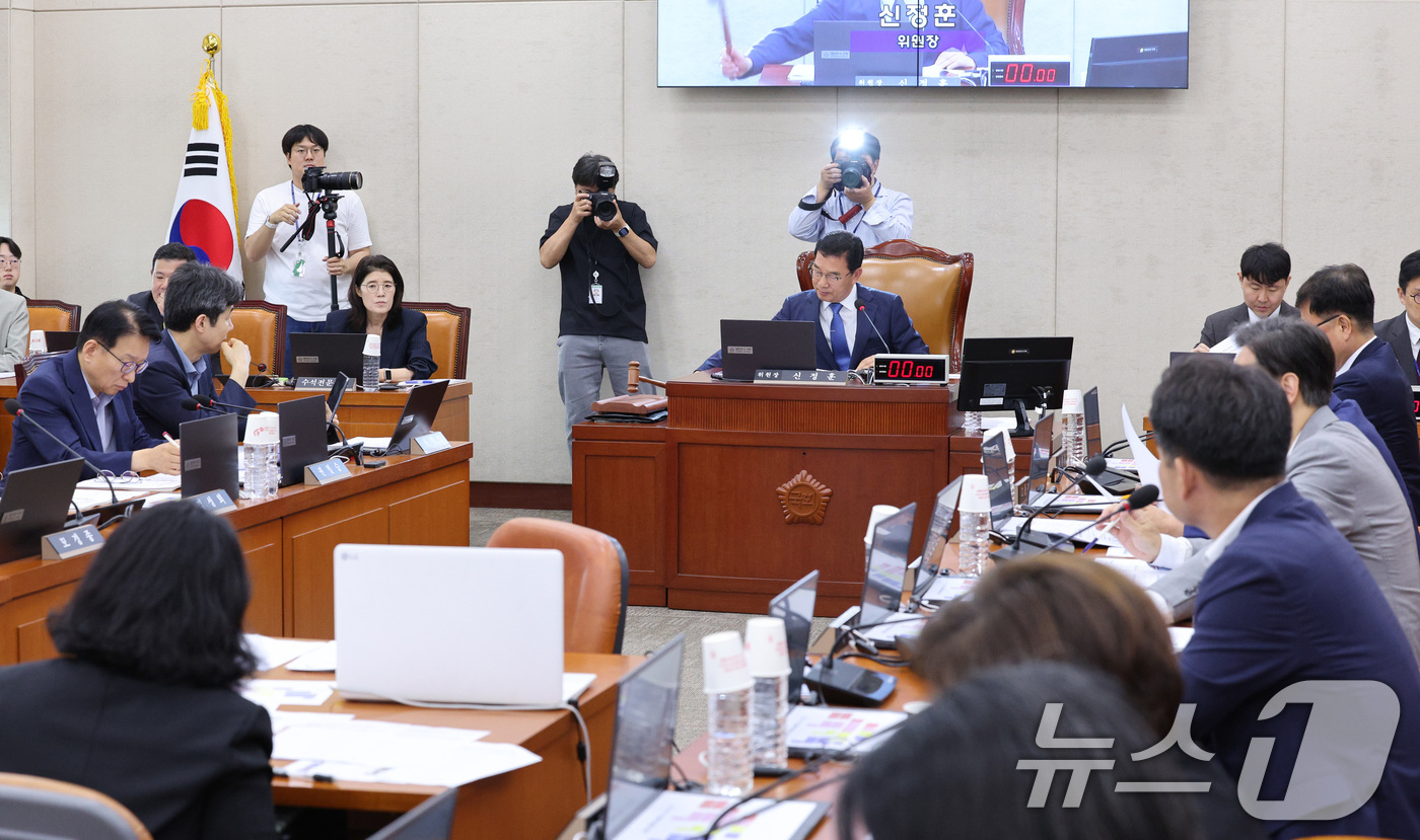(서울=뉴스1) 신웅수 기자 = 신정훈 국회 행정안전위원장이 30일 서울 여의도 국회에서 열린 행정안전위원회 전체회의에 서 의사봉을 두드리고 있다. 2025.6.30/뉴스1