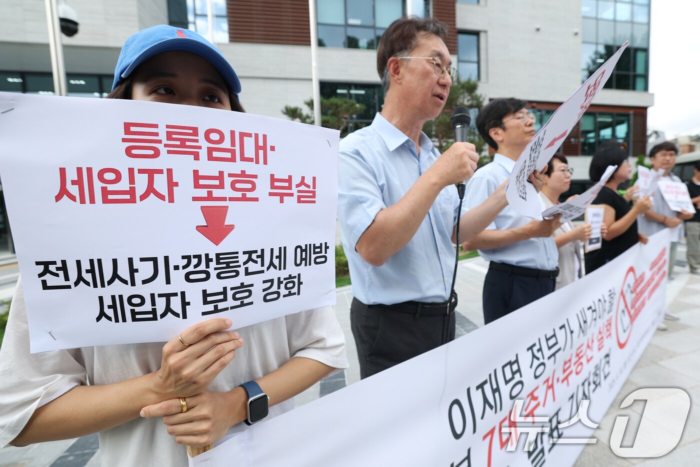 본문 이미지 - 참여연대 회원들이 30일 서울 종로구 국정기획위원회 앞에서 ‘이재명 정부가 새겨야 할 과거 정부의 7대 주거·부동산 실책’ 발표 기자회견을 열고 투기 수요 억제 및 주거 안정을 위한 정책 방향을 제안하고 있다. 2025.6.30/뉴스1 ⓒ News1 권현진 기자