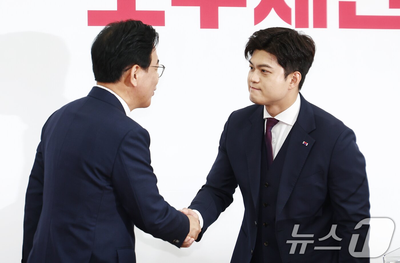 본문 이미지 - 김용태 국민의힘 비상대책위원장이 30일 오전 서울 여의도 국회에서 퇴임 기자회견 도중 송언석 원내대표의 격려를 받고 있다. 2025.6.30/뉴스1 ⓒ News1 김민지 기자