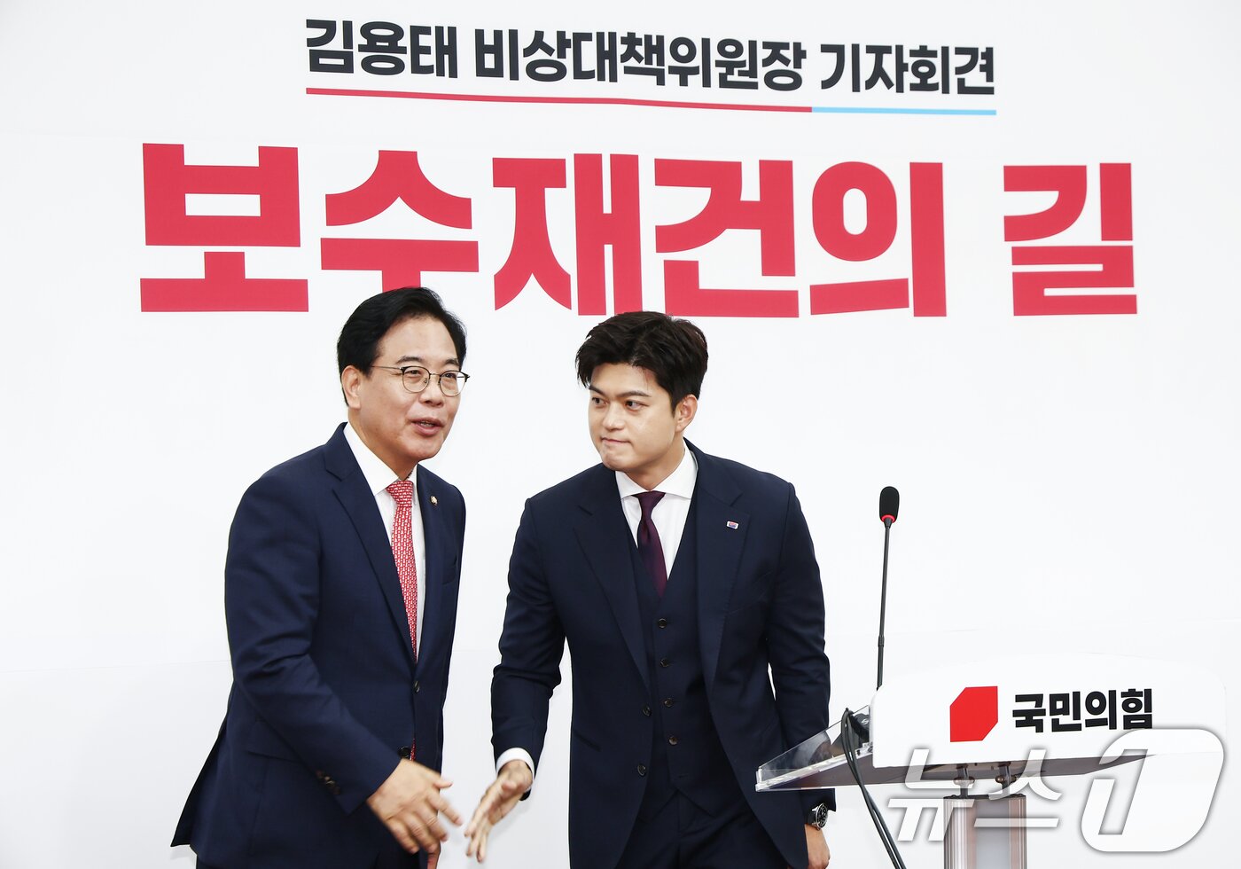 본문 이미지 - 김용태 국민의힘 비상대책위원장이 30일 오전 서울 여의도 국회에서 퇴임 기자회견 도중 송언석 원내대표의 격려를 받고 있다. 2025.6.30/뉴스1 ⓒ News1 김민지 기자