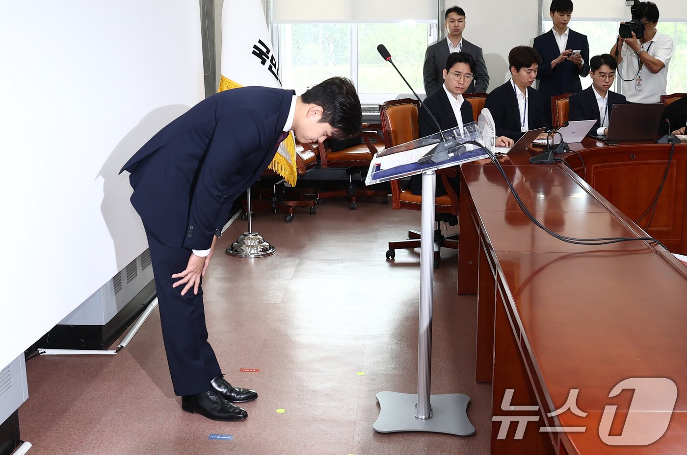 본문 이미지 - 김용태 국민의힘 비상대책위원장이 30일 오전 서울 여의도 국회에서 퇴임 기자회견에서 인사하고 있다. 2025.6.30/뉴스1 ⓒ News1 김민지 기자