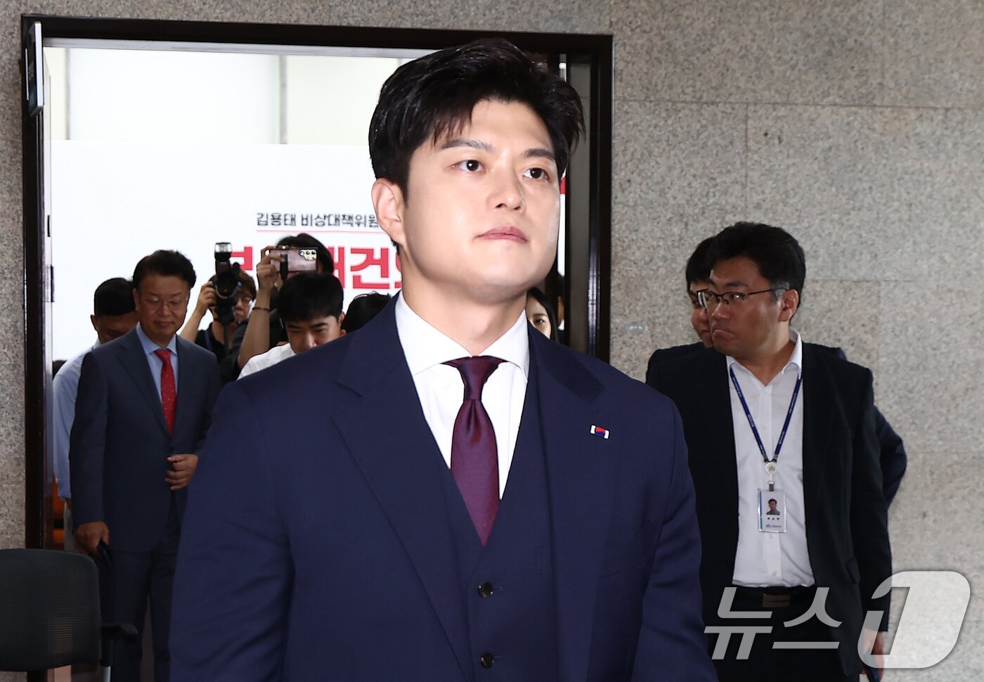 본문 이미지 - 김용태 국민의힘 비상대책위원장이 30일 오전 서울 여의도 국회에서 퇴임 기자회견을 마치고 이동하고 있다. 2025.6.30/뉴스1 ⓒ News1 김민지 기자