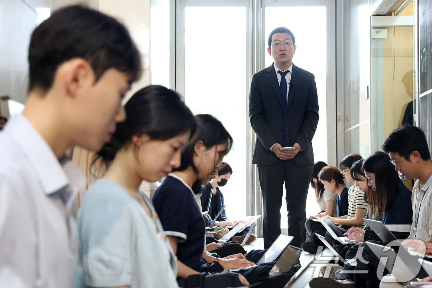 (서울=뉴스1) 민경석 기자 = 순직 해병 수사 방해 의혹 사건 수사를 맡은 정민영 특검보가 30일서울 서초구 사무실에서 취재진의 질문에 답하고 있다. 2025.6.30/뉴스1