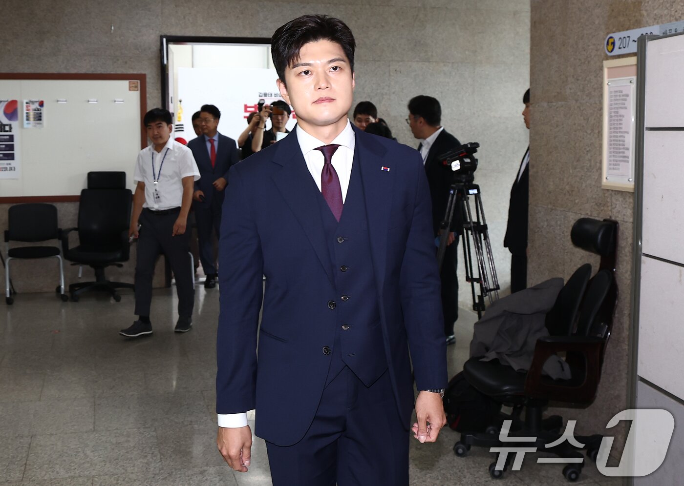 본문 이미지 - 김용태 국민의힘 비상대책위원장이 30일 오전 서울 여의도 국회에서 퇴임 기자회견을 마치고 이동하고 있다. 2025.6.30/뉴스1 ⓒ News1 김민지 기자