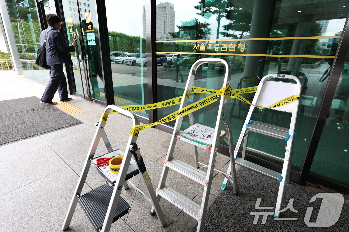 (서울=뉴스1) 민경석 기자 = 12·3 비상계엄 사태와 관련해 윤석열 전 대통령의 내란·외환 혐의를 수사하는 조은석 특별검사팀과 윤 전 대통령 측이 2차 소환 조사 일정을 놓고 …