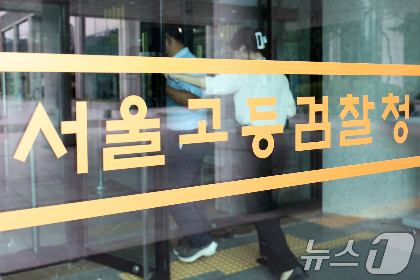 (서울=뉴스1) 민경석 기자 = 12·3 비상계엄 사태와 관련해 윤석열 전 대통령의 내란·외환 혐의를 수사하는 조은석 특별검사팀과 윤 전 대통령 측이 2차 소환 조사 일정을 놓고 …