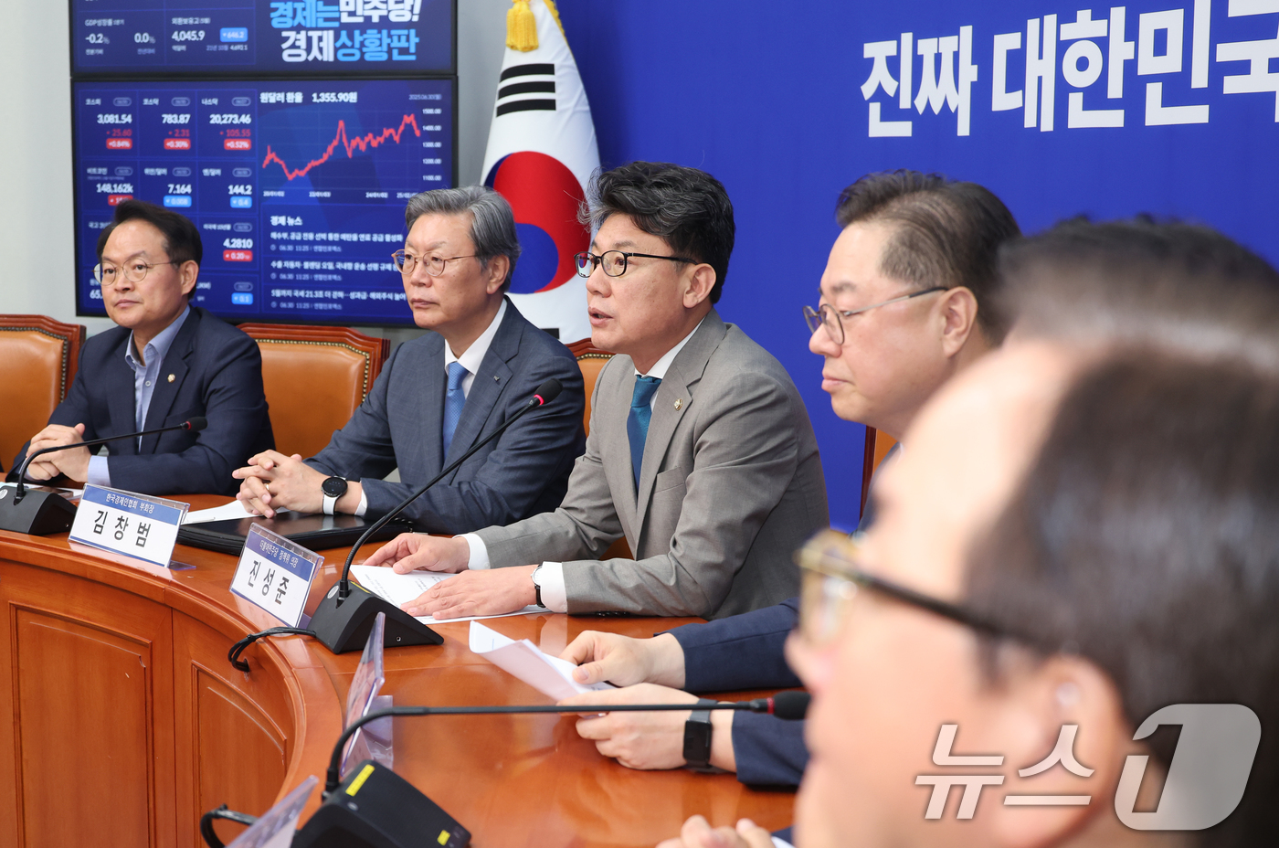 (서울=뉴스1) 안은나 기자 = 진성준 더불어민주당 정책위의장이 30일 서울 여의도 국회에서 열린 경제 6단체 상근부회장단 상법 간담회에서 모두 발언을 하고 있다. 2025.6.3 …