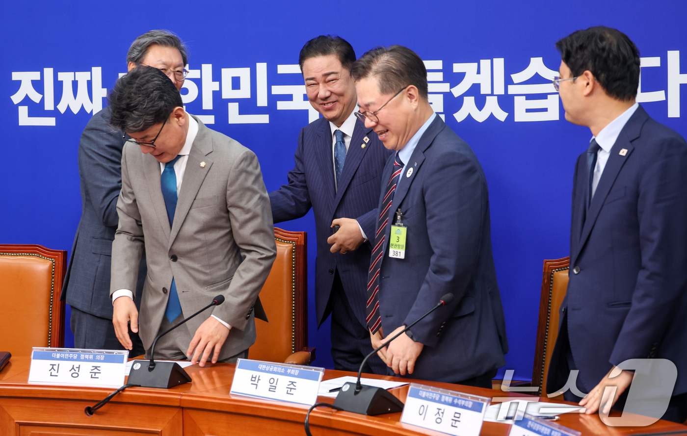 (서울=뉴스1) 안은나 기자 = 김병기 더불어민주당 대표 직무대행 겸 원내대표가 30일 서울 여의도 국회에서 열린 더불어민주당-경제 6단체 상근부회장단 상법 간담회에서 참석자들과 …