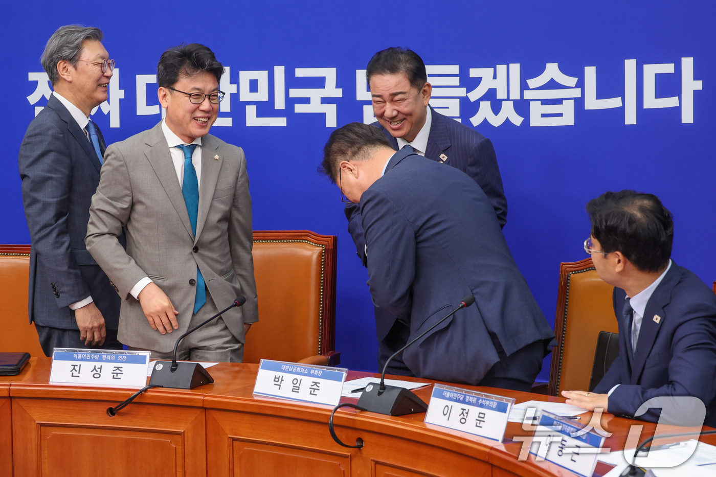 (서울=뉴스1) 안은나 기자 = 김병기 더불어민주당 대표 직무대행 겸 원내대표가 30일 서울 여의도 국회에서 열린 더불어민주당-경제 6단체 상근부회장단 상법 간담회에서 참석자들과 …