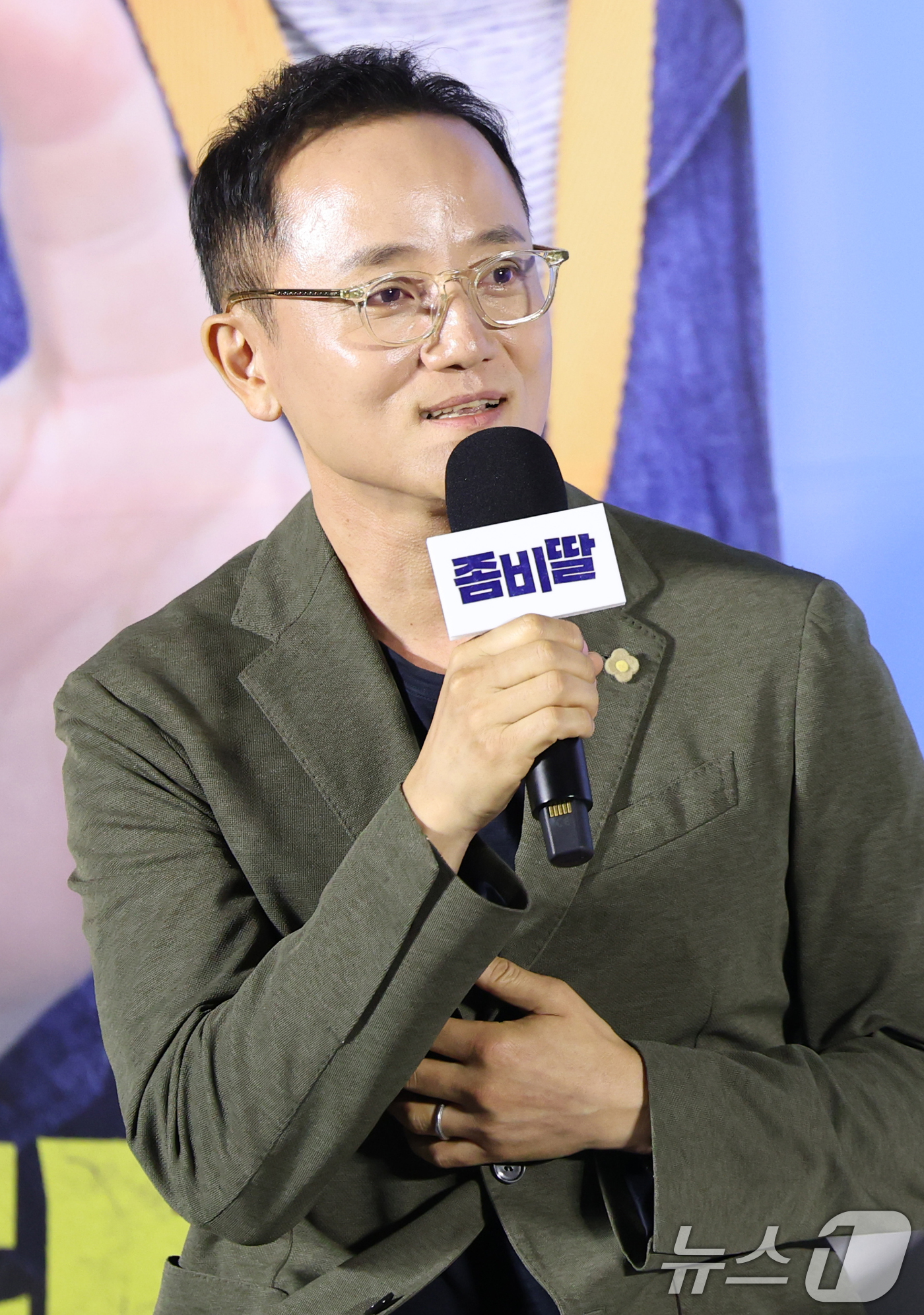 (서울=뉴스1) 권현진 기자 = 필감성 감독이 30일 오전 서울 용산구 CGV 용산아이파크몰에서 진행된 영화 '좀비딸' 제작보고회에서 인사말을 하고 있다.'좀비딸'은 이 세상 마지 …