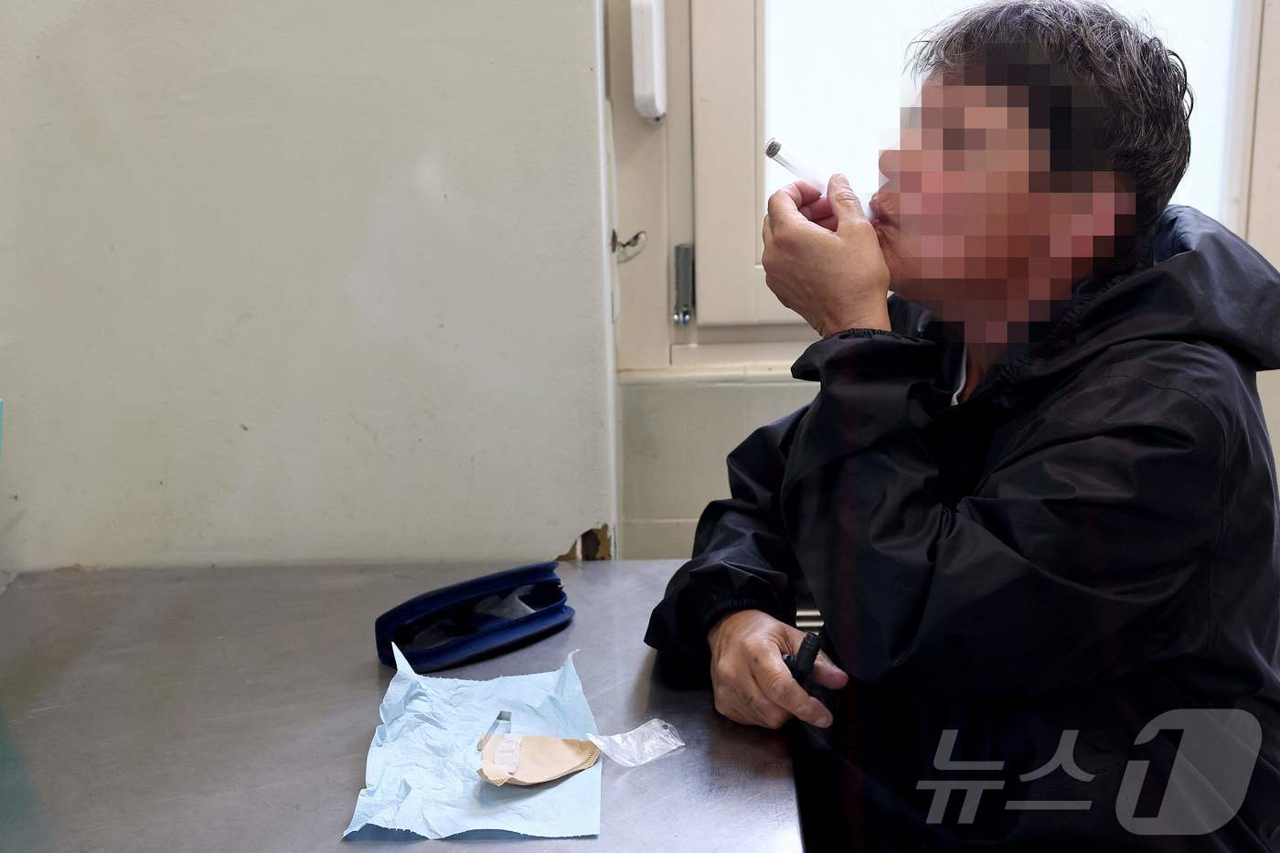 (스트라스부르 AFP=뉴스1) 강민경 기자 = 4일 프랑스 동부 스트라스부르의 한 보건 시설에서 한 흡연자가 담배를 피우고 있다. 2025.6.4ⓒ AFP=뉴스1