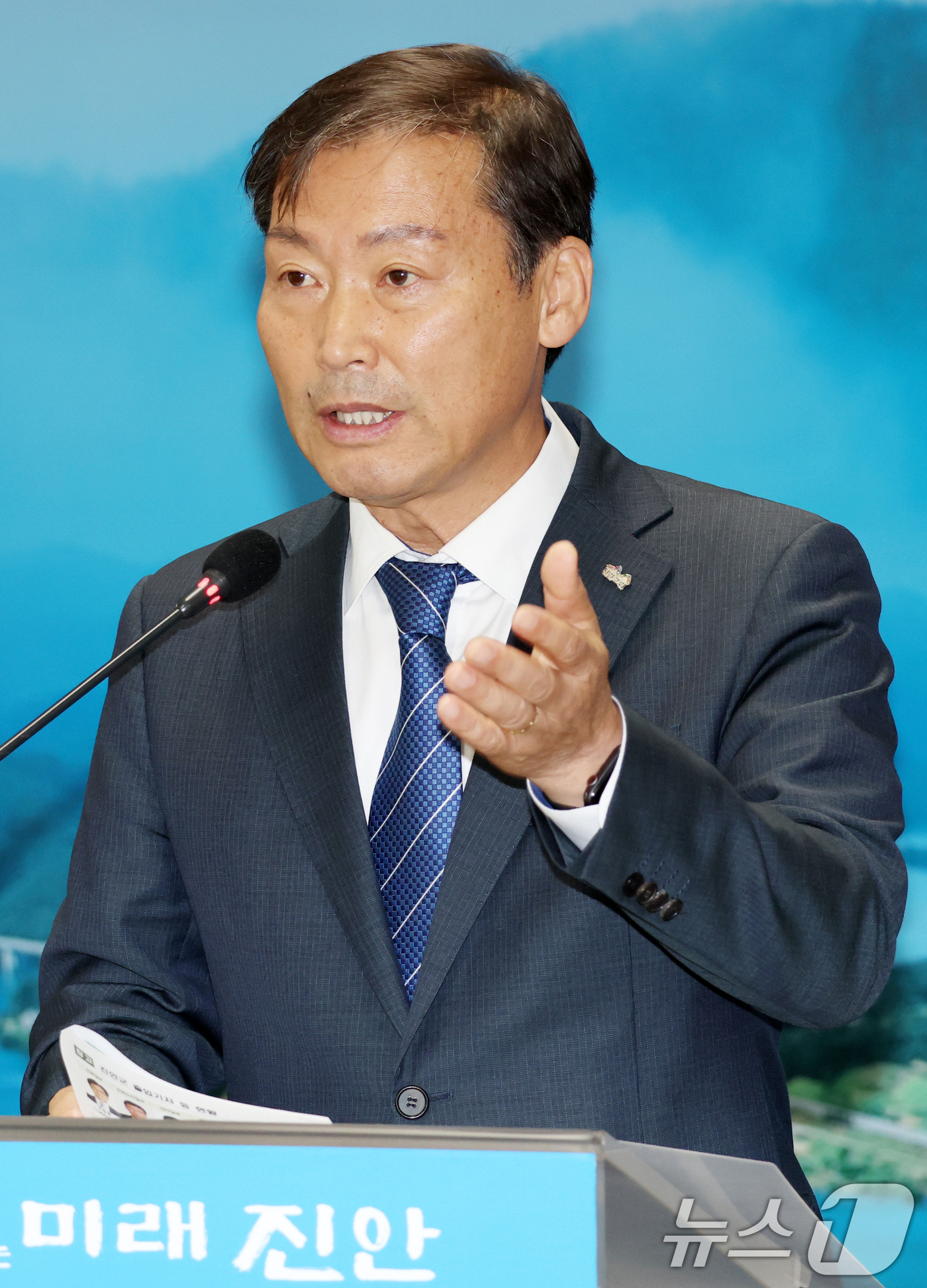 (진안=뉴스1) 유경석 기자 = 전춘성 진안군수가 30일 전북 진안군 진안군청 상황실에서 취임 3주년 기자간담회를 열고 질의에 답변을 하고 있다. 2025.6.30/뉴스1