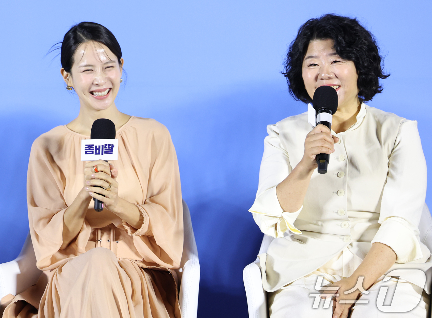 (서울=뉴스1) 권현진 기자 = 배우 이정은(오른쪽)이 30일 오전 서울 용산구 CGV 용산아이파크몰에서 진행된 영화 '좀비딸'(감독 필감성)의 제작보고회에서 '기생춘'에 이어 호 …