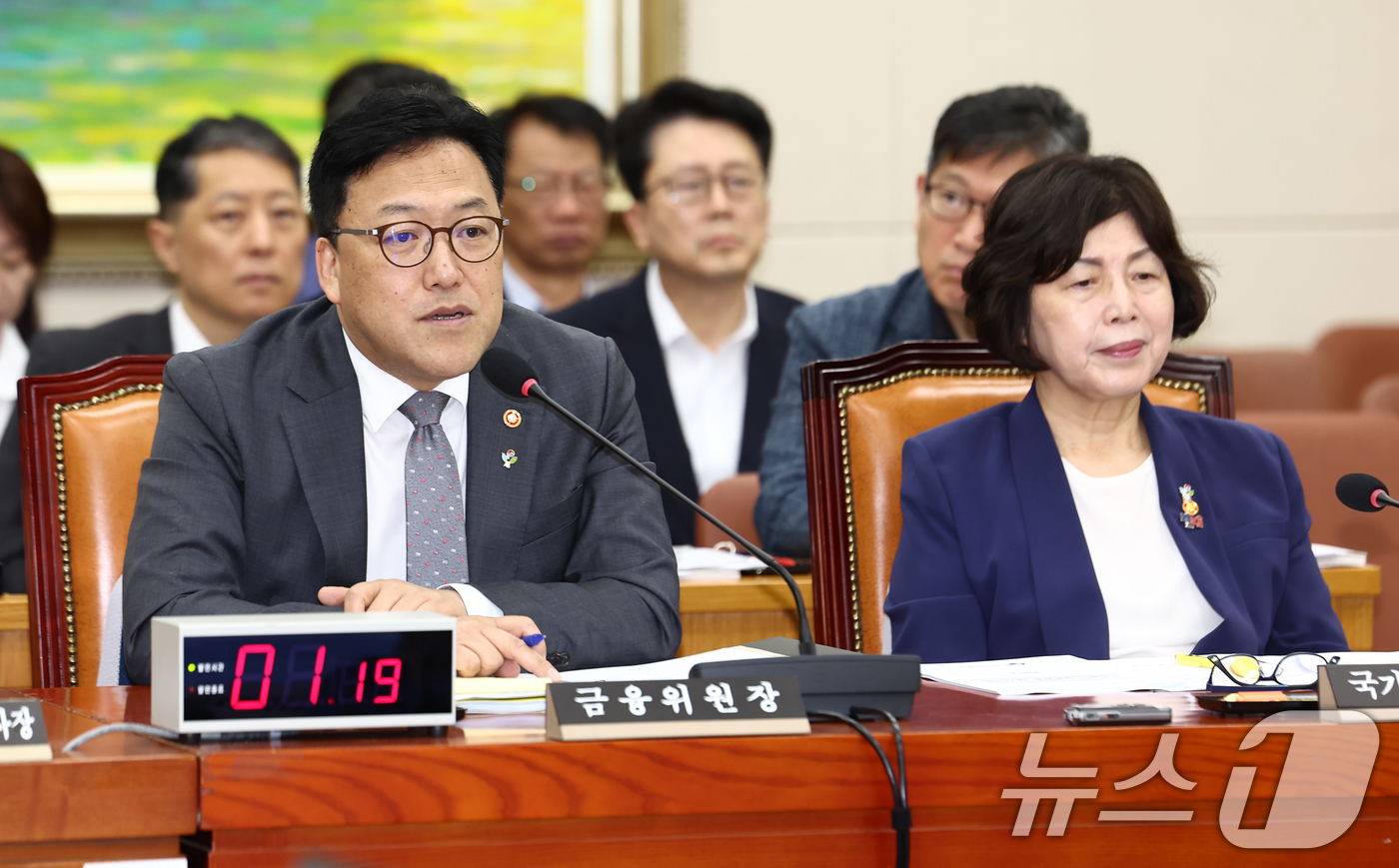 (서울=뉴스1) 김민지 기자 = 김병환 금융위원장이 30일 오전 서울 여의도 국회에서 열린 2025년도 제2회 추가경정예산안 관련 정무위원회 전체회의에서 의원 질의에 답변하고 있다 …