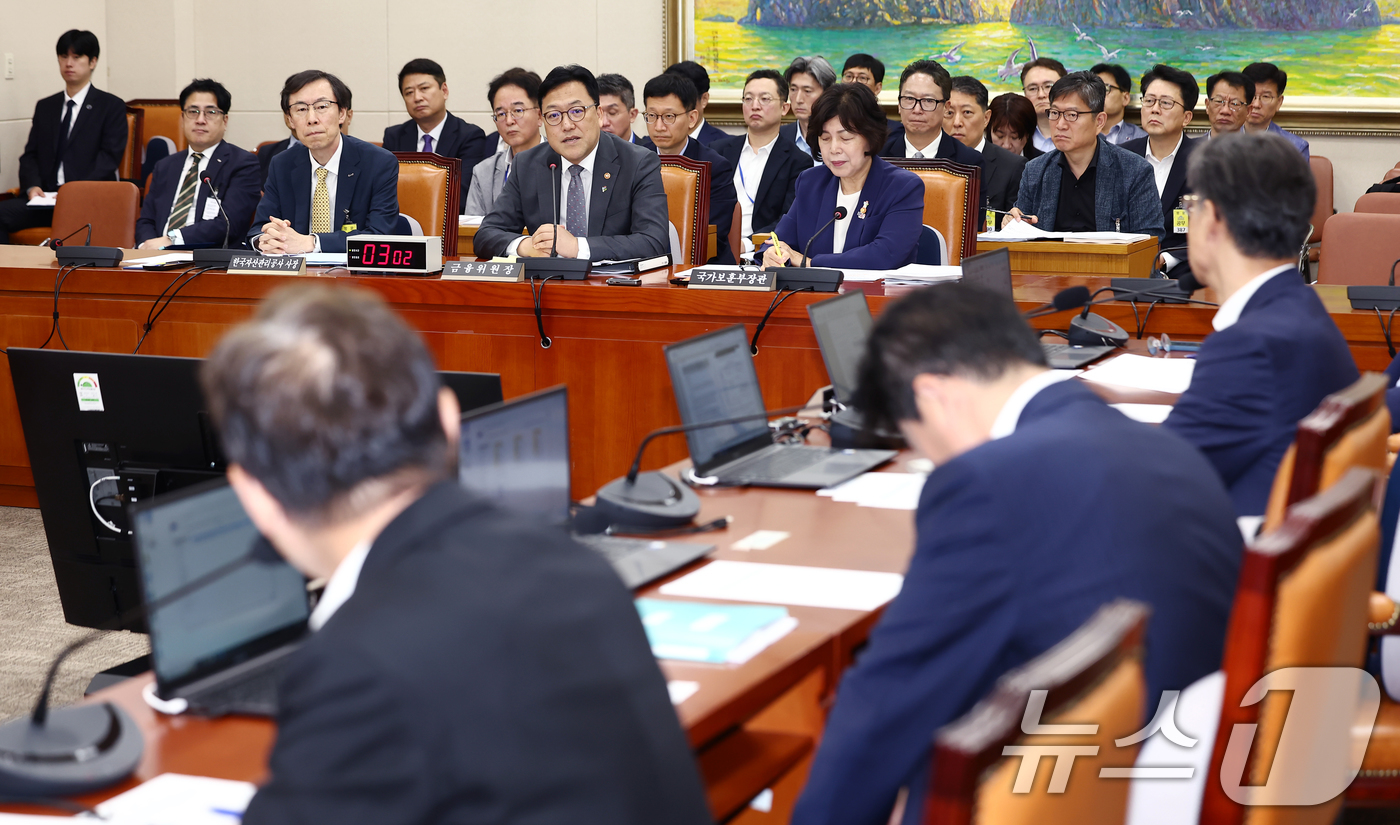 (서울=뉴스1) 김민지 기자 = 김병환 금융위원장이 30일 오전 서울 여의도 국회에서 열린 2025년도 제2회 추가경정예산안 관련 정무위원회 전체회의에서 의원 질의에 답변하고 있다 …