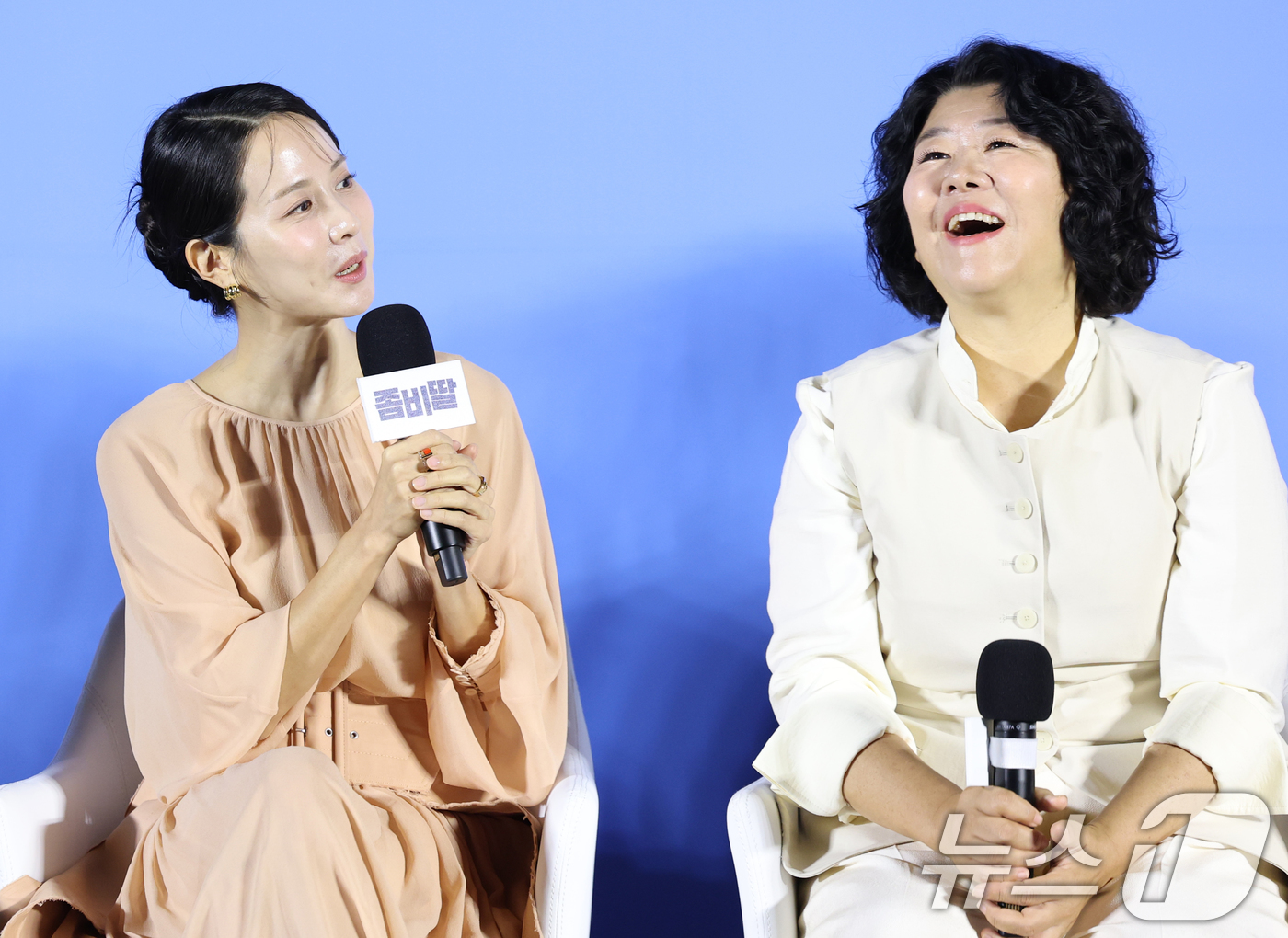 (서울=뉴스1) 권현진 기자 = 배우 조여정(왼쪽)이 30일 오전 서울 용산구 CGV 용산아이파크몰에서 진행된 영화 '좀비딸'(감독 필감성)의 제작보고회에서 '기생충' 이어 호흡을 …