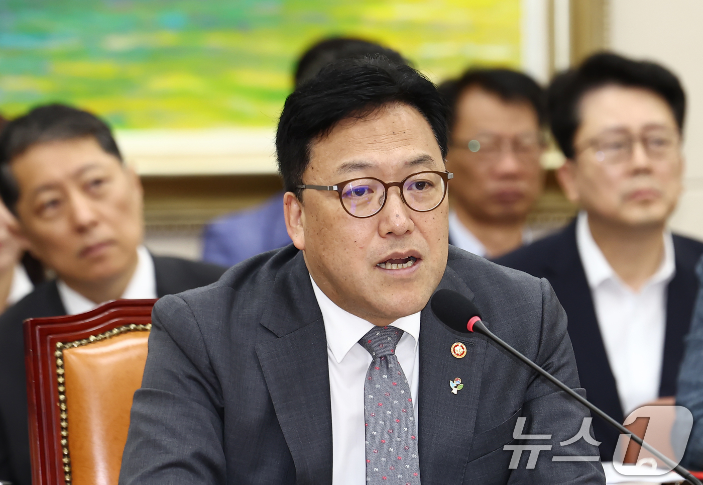 (서울=뉴스1) 김민지 기자 = 김병환 금융위원장이 30일 오전 서울 여의도 국회에서 열린 2025년도 제2회 추가경정예산안 관련 정무위원회 전체회의에서 의원 질의에 답변하고 있다 …