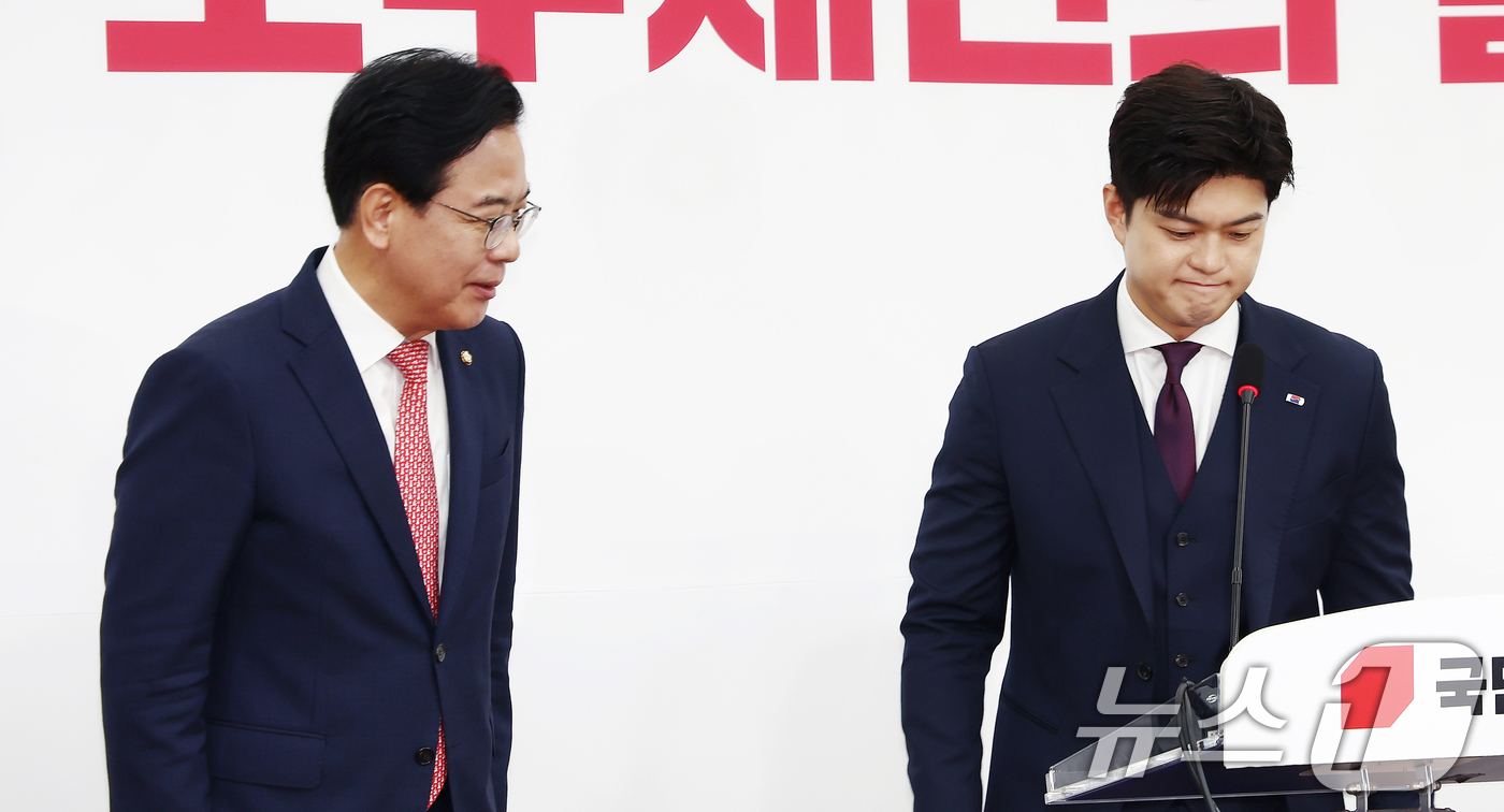 (서울=뉴스1) 김민지 기자 = 김용태 국민의힘 비상대책위원장이 30일 오전 서울 여의도 국회에서 퇴임 기자회견을 하고 있다. 왼쪽은 송언석 원내대표. 2025.6.30/뉴스1