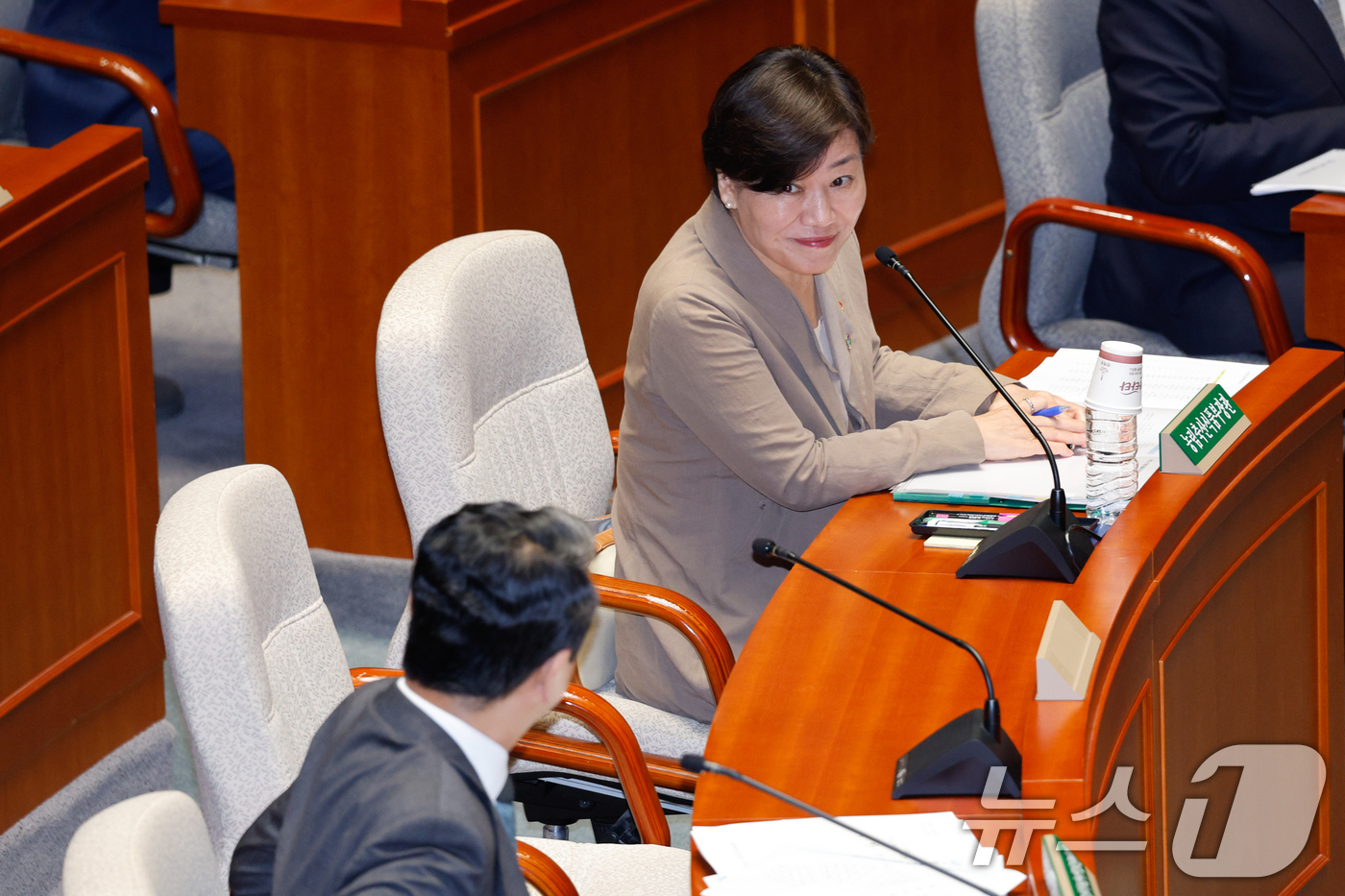 (서울=뉴스1) 안은나 기자 = 송미령 농림축산식품부 장관이 30일 오전 서울 여의도 국회에서 열린 제426회국회(임시회) 예산결산특별위원회 제1차 전체회의에 출석해 안덕근 산업통 …