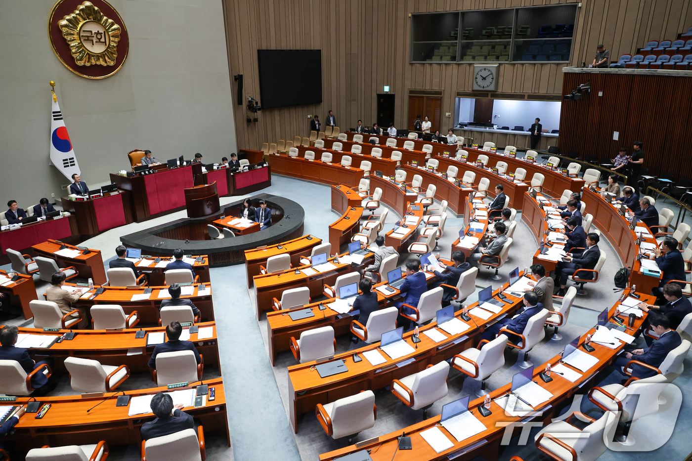 (서울=뉴스1) 안은나 기자 = 국민의힘 박형수 간사와 의원들이 30일 오전 서울 여의도 국회에서 열린 제426회국회(임시회) 예산결산특별위원회 제1차 전체회의에서 한병도 위원장과 …