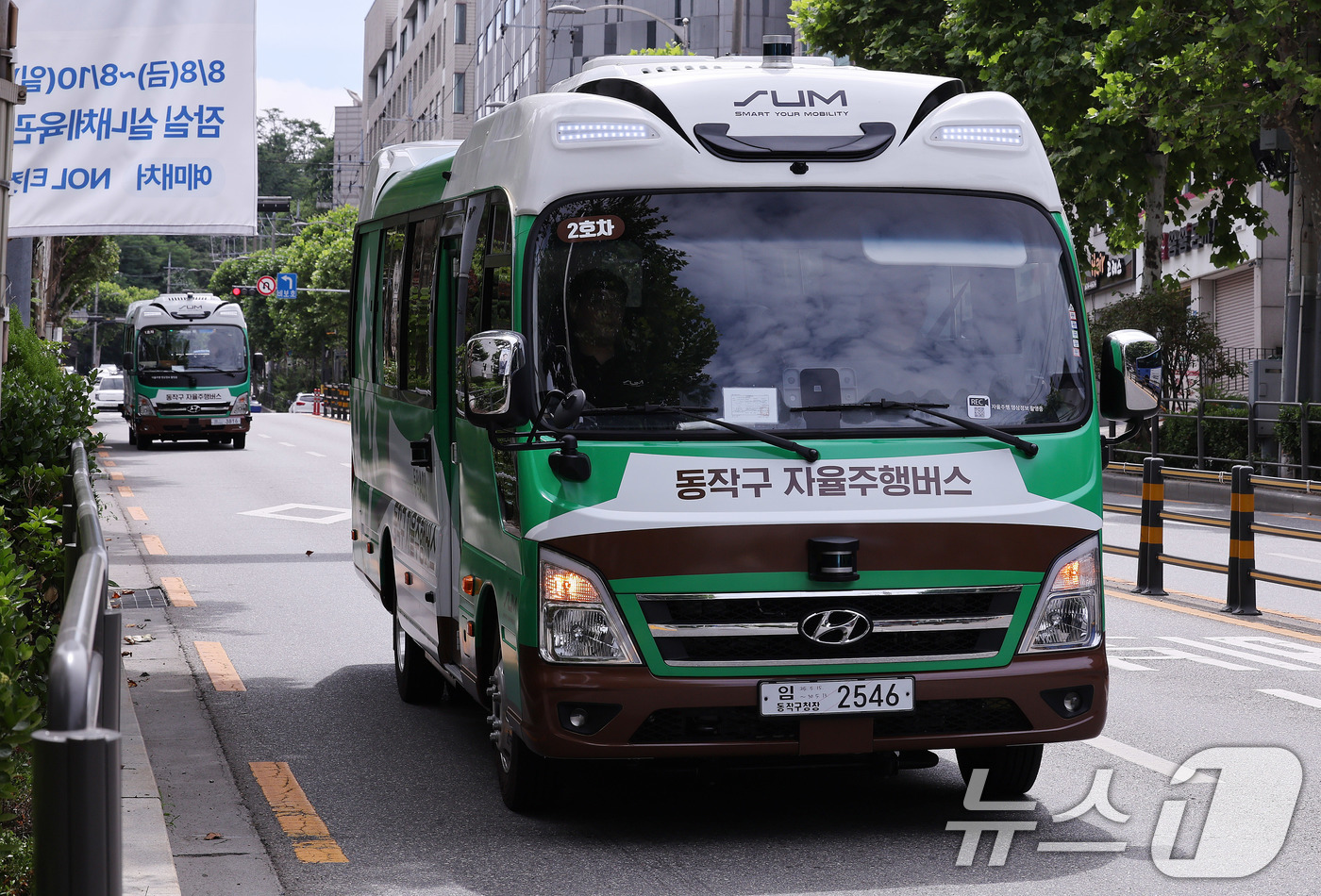 (서울=뉴스1) 박지혜 기자 = 자치구 단위 마을버스 성격의 '지역동행 자율주행버스'가 30일 서울 동작구 숭실대 중문 정류소에서 시범 운행을 하고 있다.동작구 지역동행 자율주행버 …
